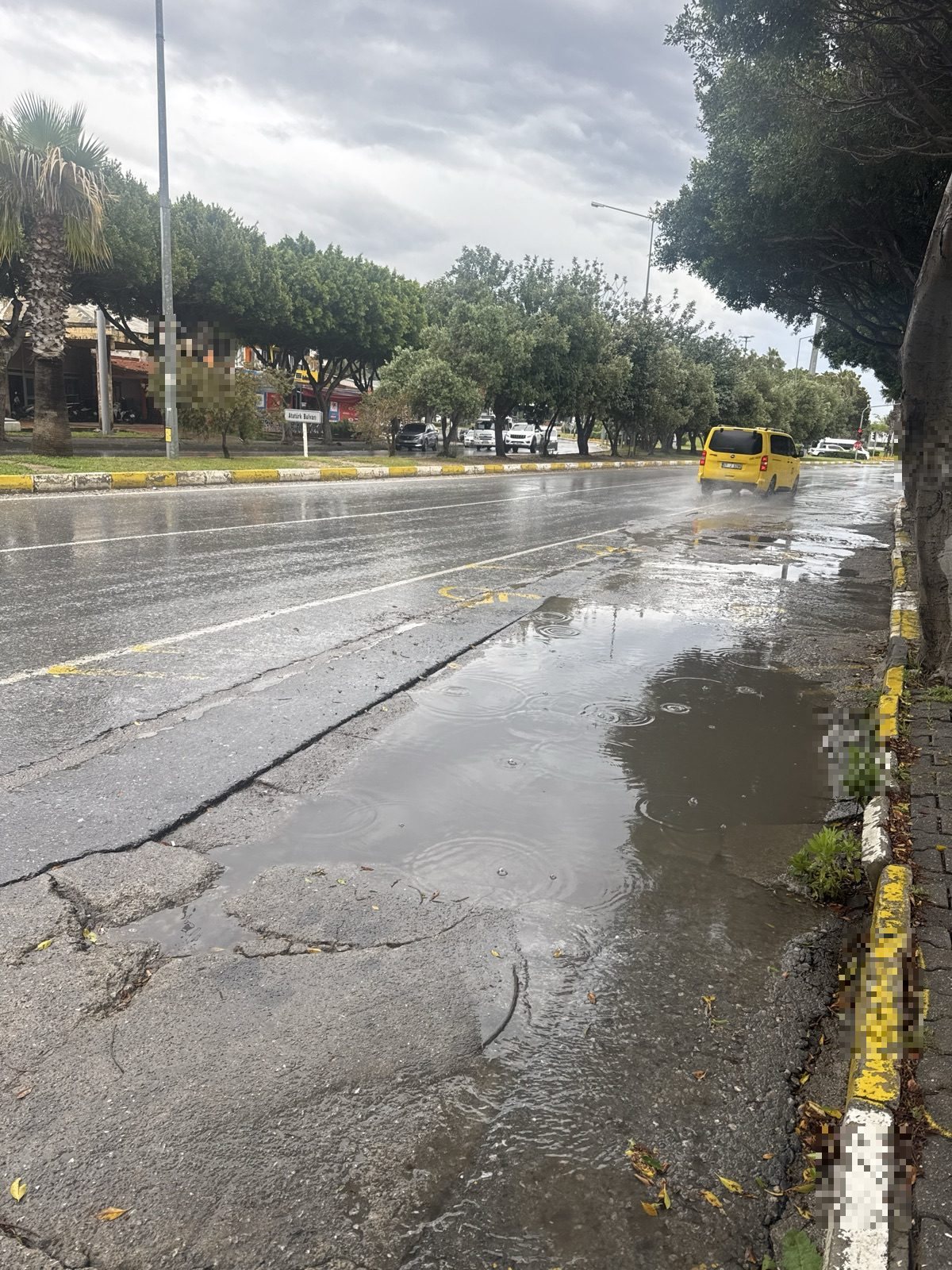 Asfalt çok kötü su biriyor