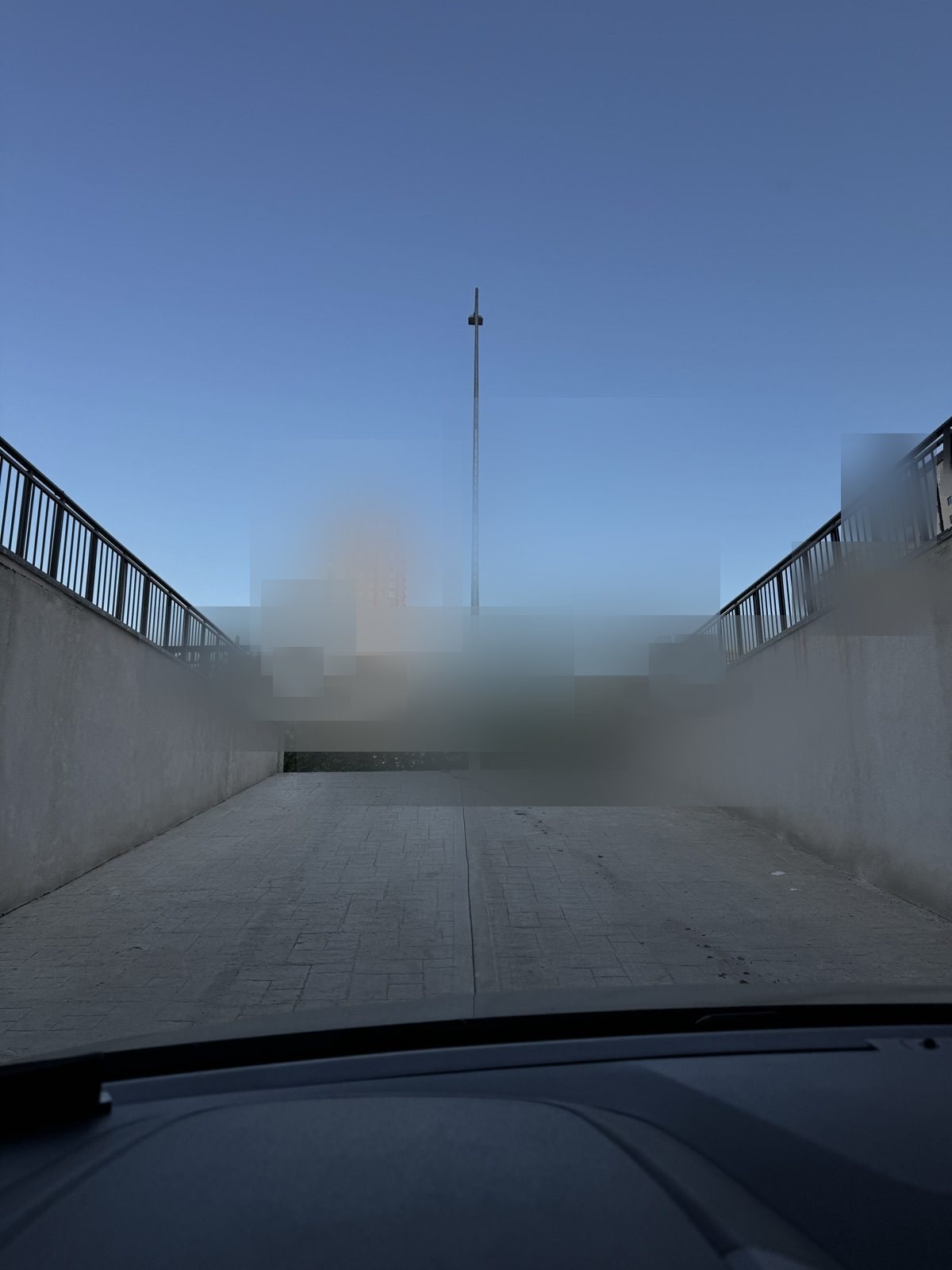 Otopark girişini engelleyen aydınlatma direği - görsel 1