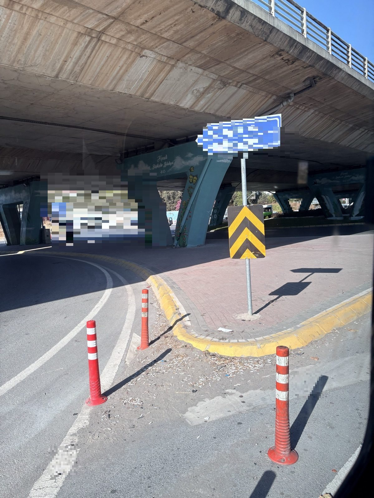 Birikmiş ve uzun zamandır temizlik yapılmamış izmarit dolu bir yer