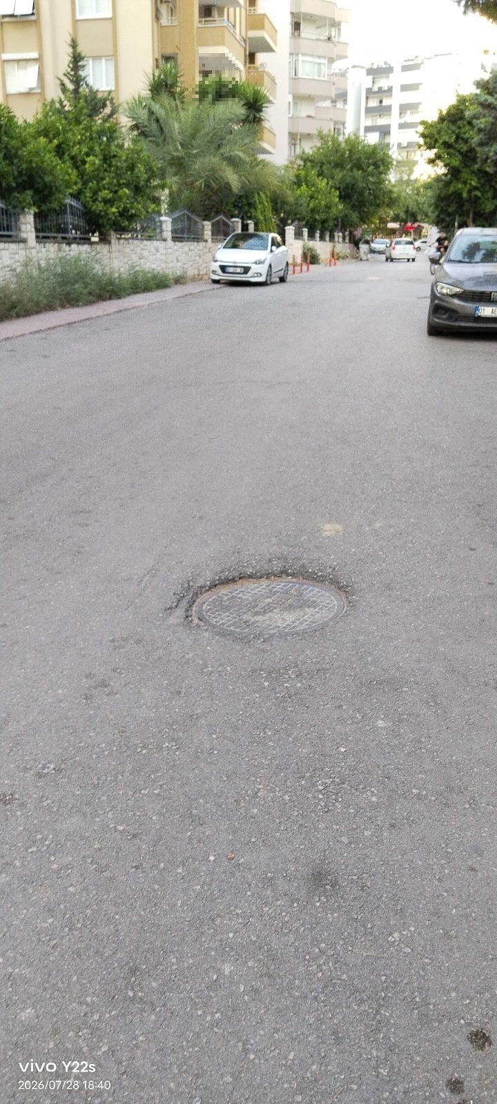 Yolun altında kalan logar kapağı - görsel 1