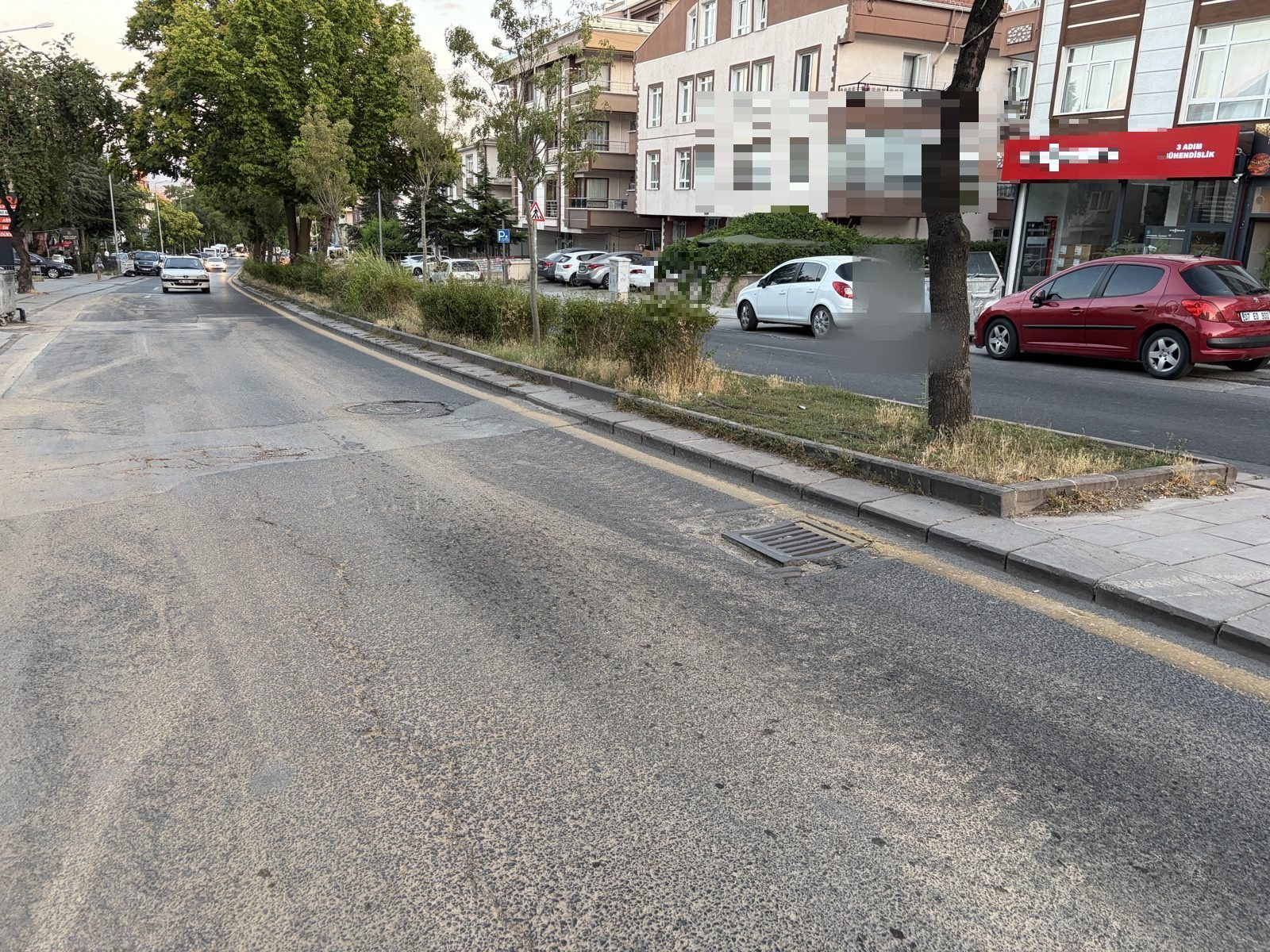 Cadde üzerindeki asfalttaki bozukluk - görsel 1