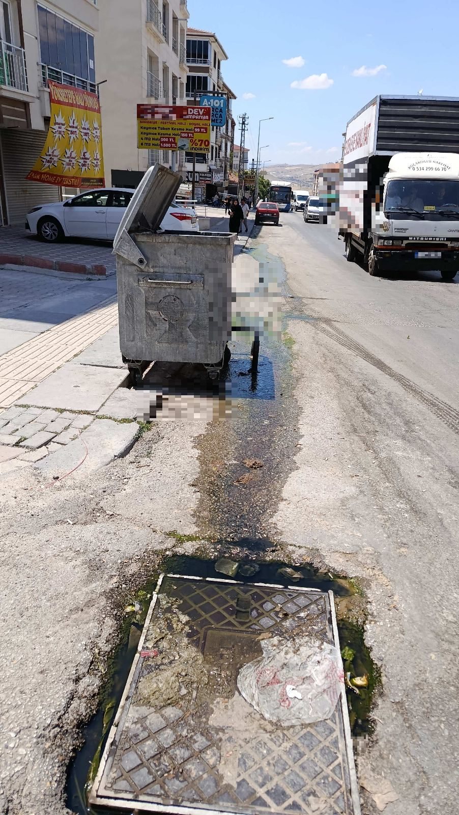 2 aya yakın süredir logar kapağından kanalizasyon atığı sızıyor.