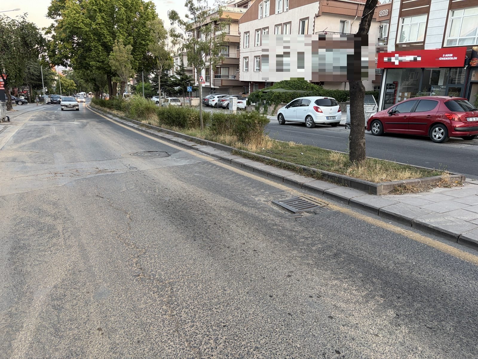 Cadde üzerindeki asfalttaki bozukluk