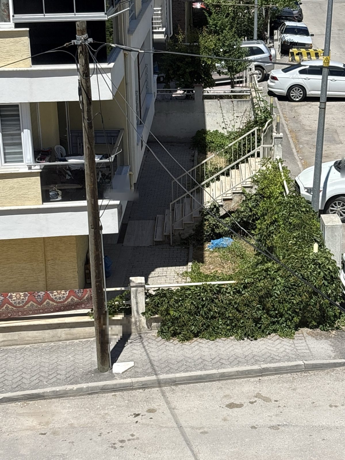 Elektrik veya telefon kabloları soyulmuş tehlike arzediyor