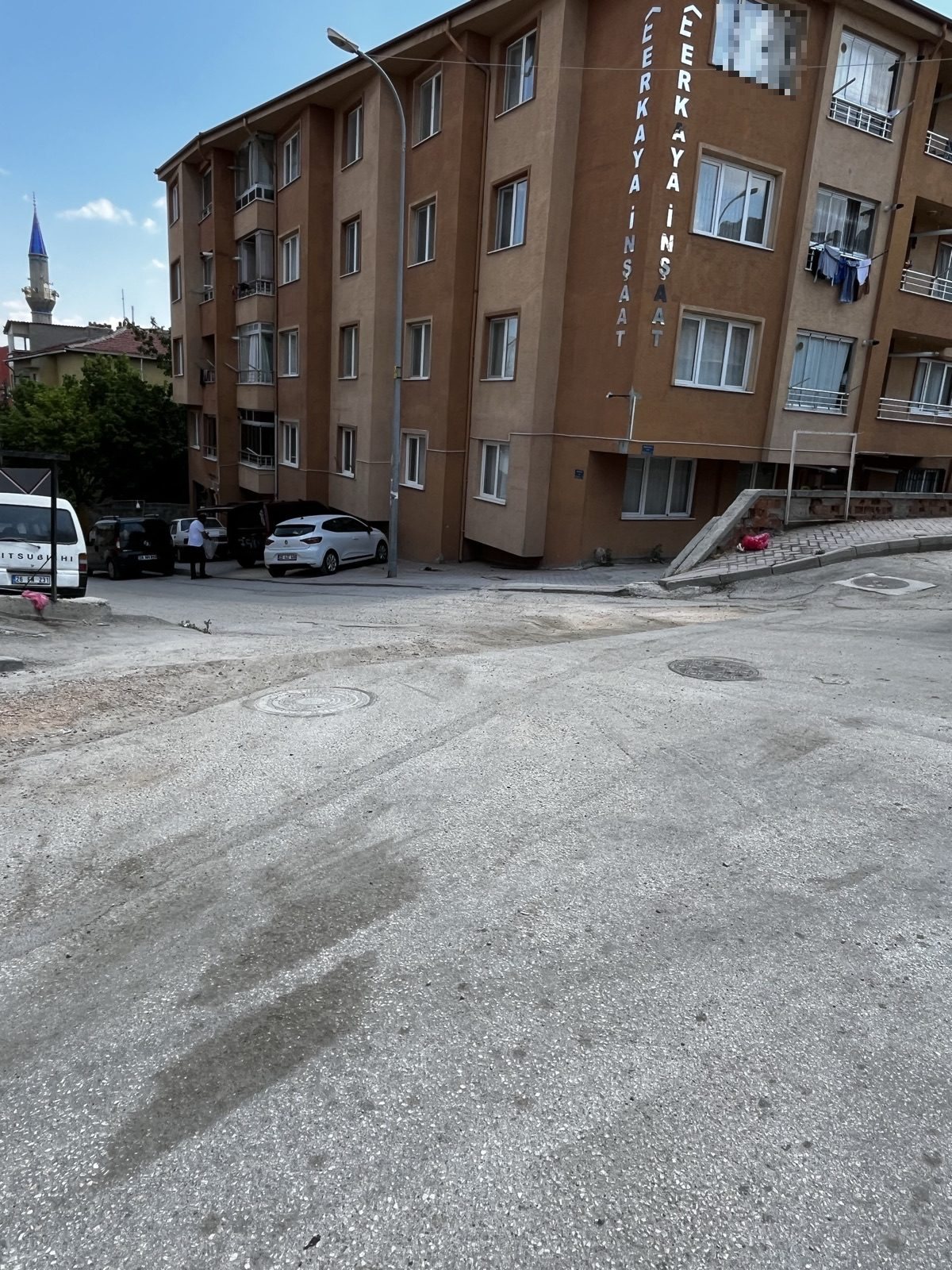 Araçlara zarar verebilecek derin çukur