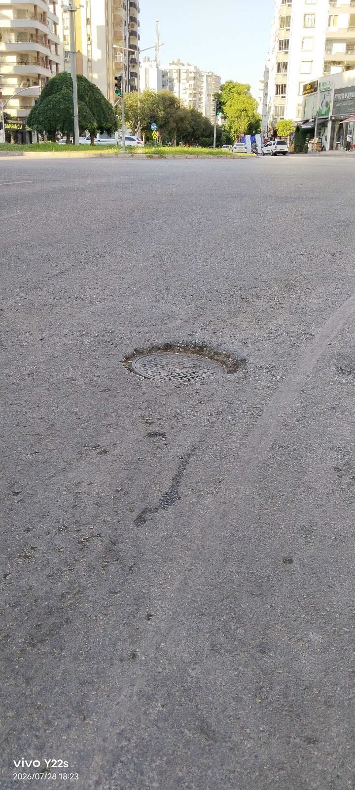 Yolun altında kalan logar kapağı - görsel 1