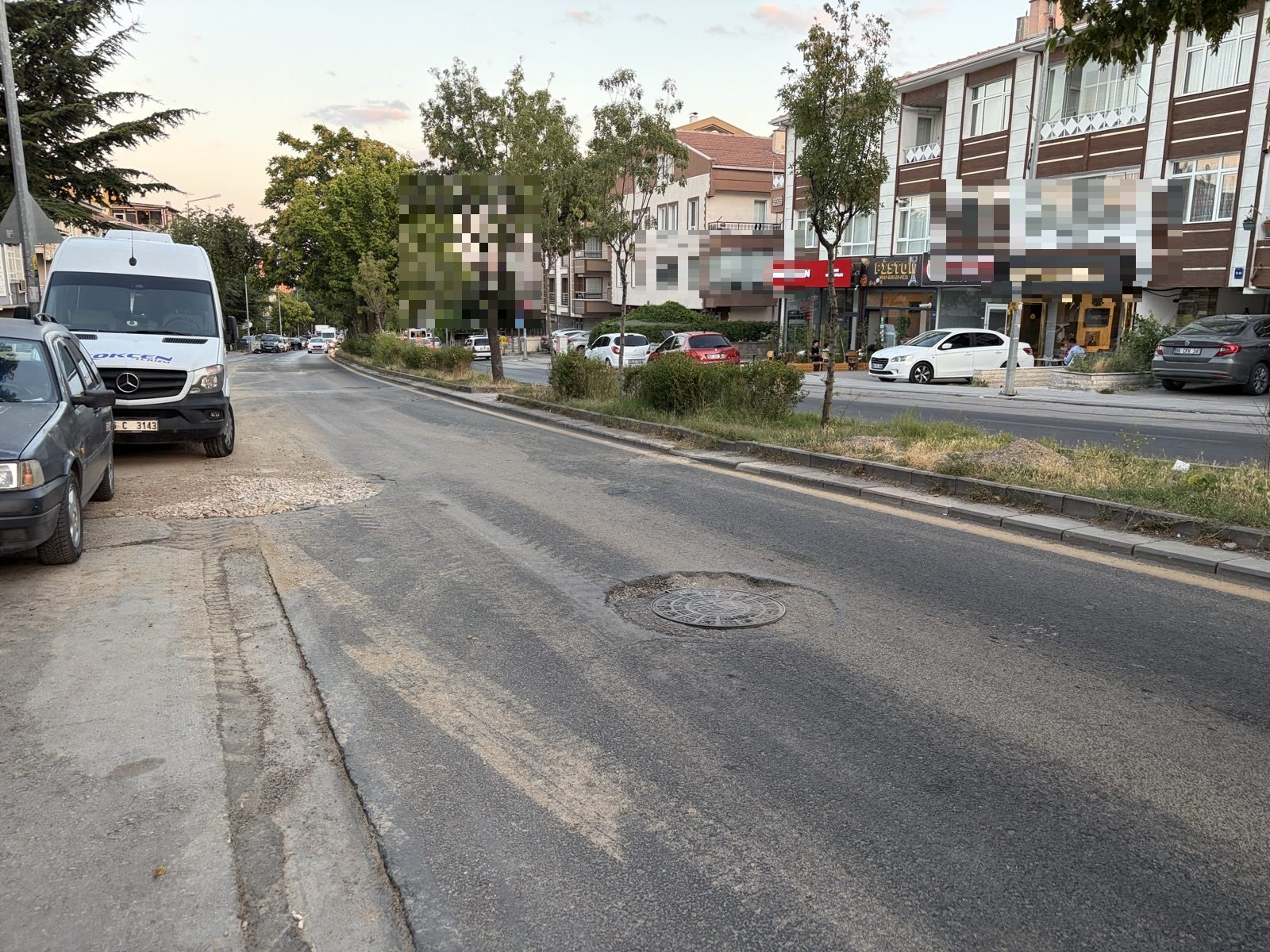 Cadde üzerindeki çukurlar