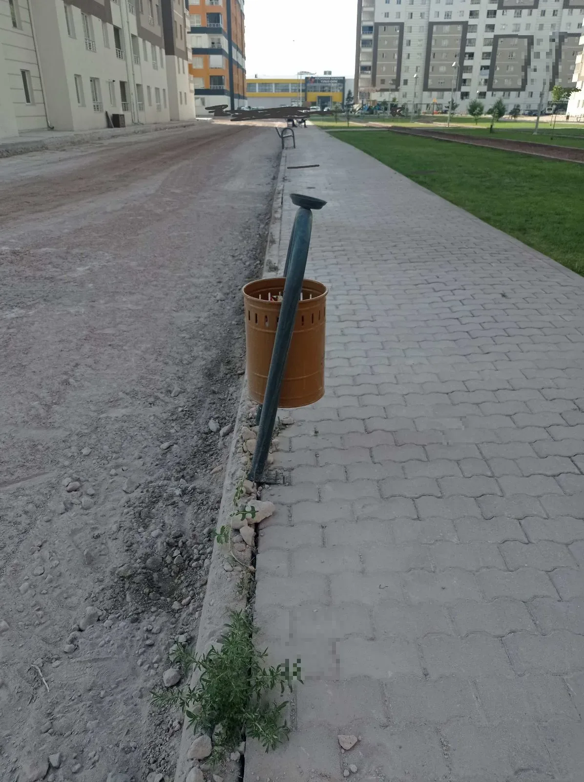 Eğik çöp kutusu