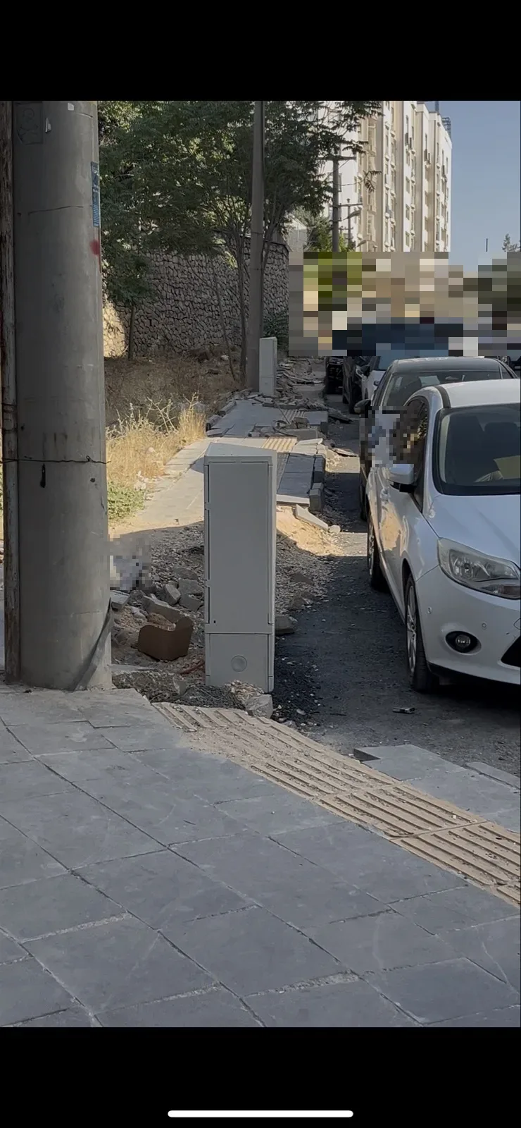 Açık elektrik hatları ve rezalet kırık kaldırımlar