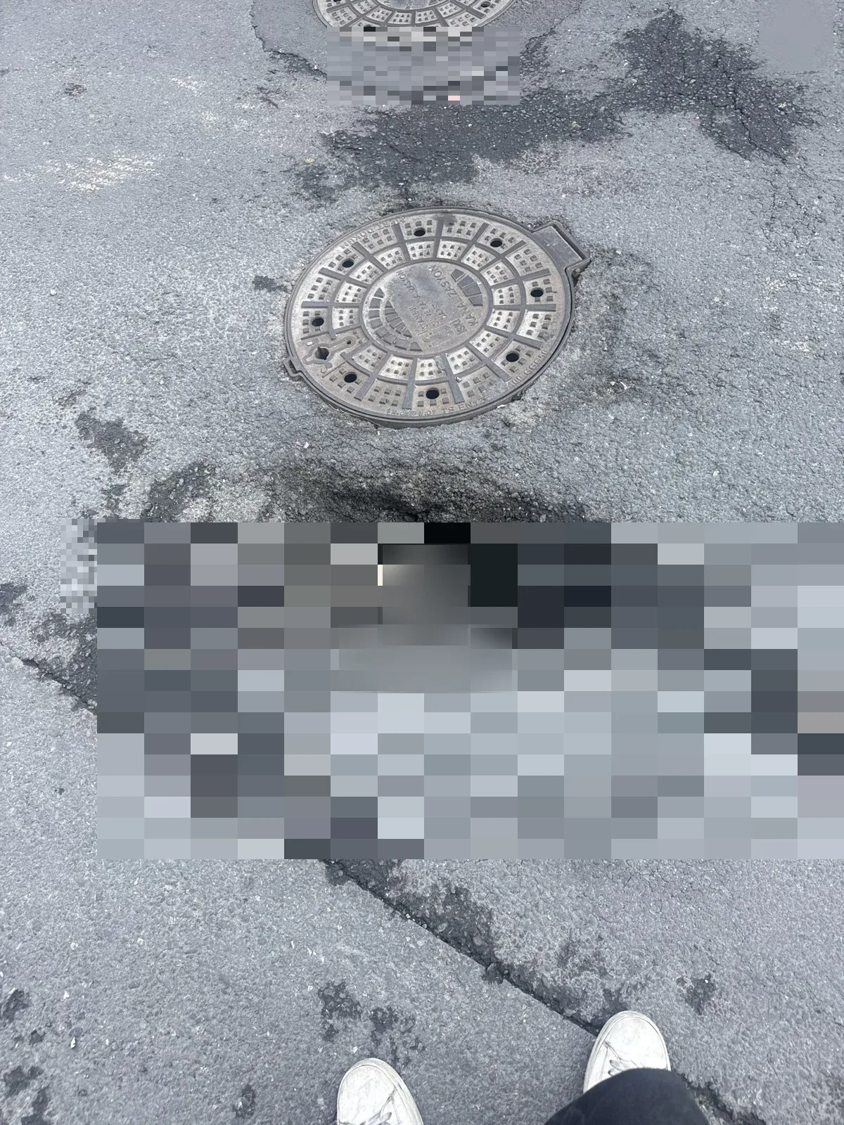 Yerde derin bir çukur var araç ve motorlu taşıtlar için tehlikeli
