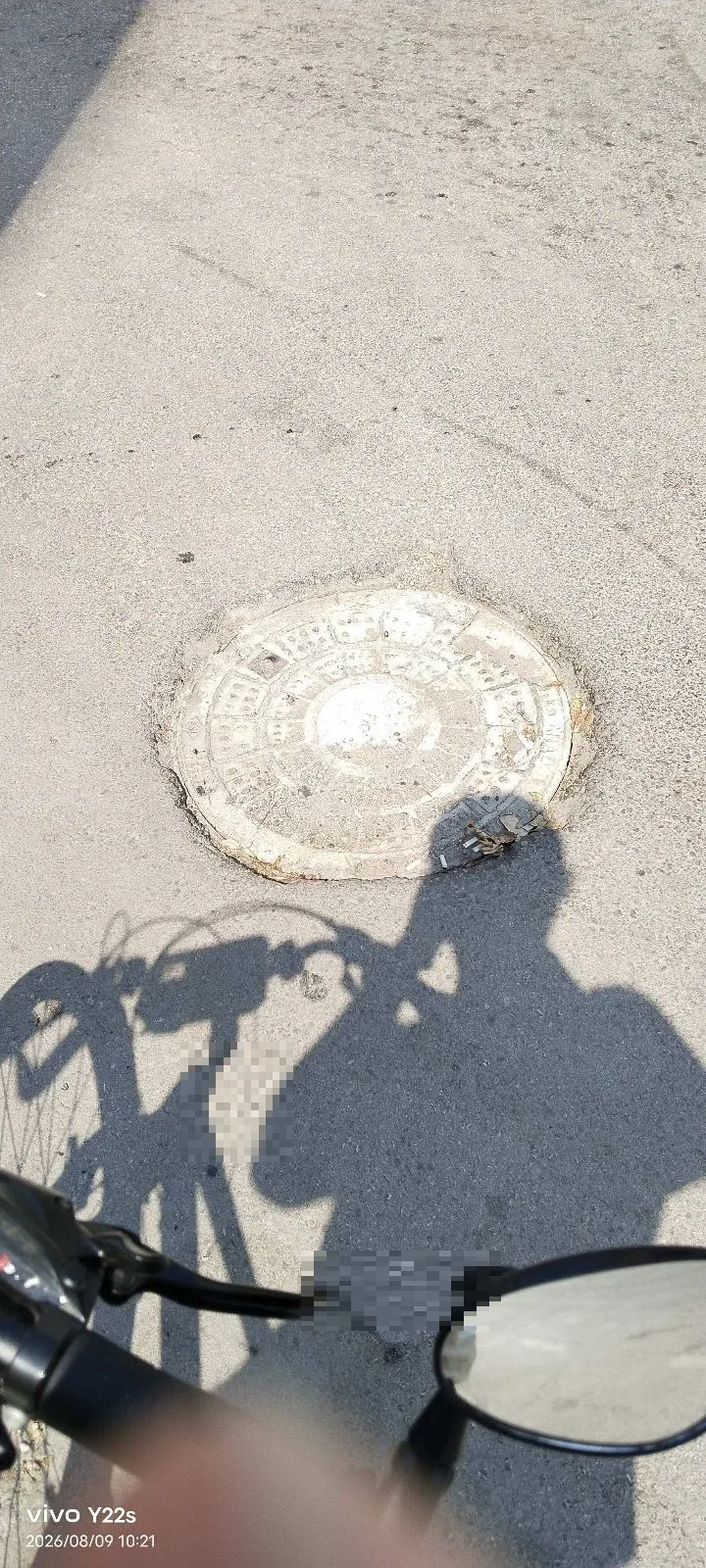 Yol seviyesinin altında kalan Logar kapağı - görsel 2