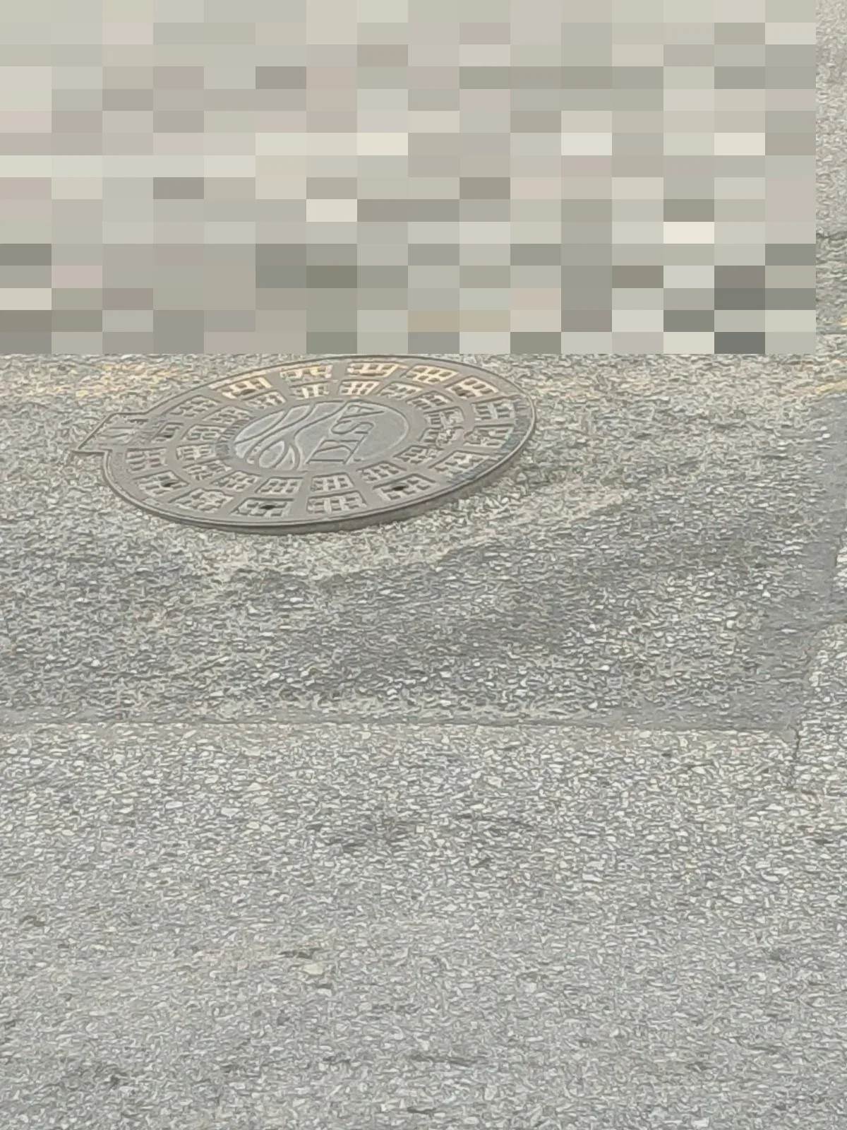 Kanalizasyon kapağı kenarları açılmaya başlamış - görsel 2