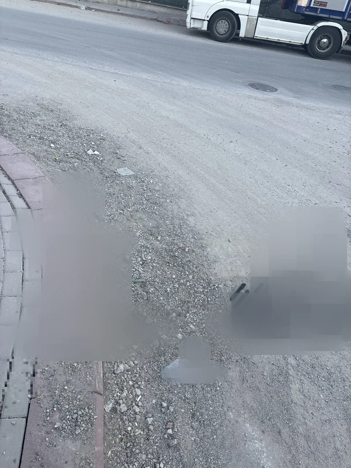 Yolda mikser beton dökmüş