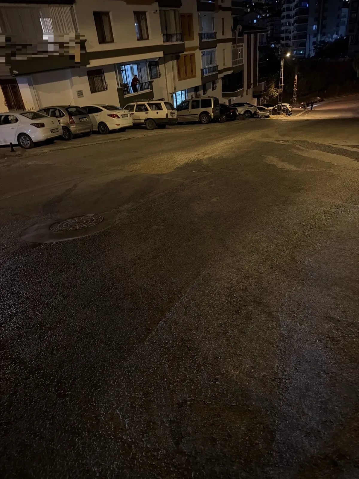 Çöp suyu yolu akıyor