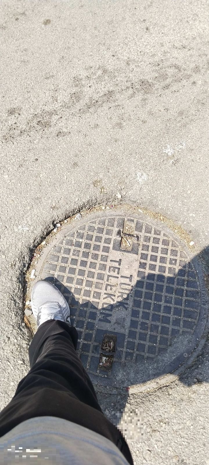 Yol seviyesinin altında bulunan Logar kapağı - görsel 2