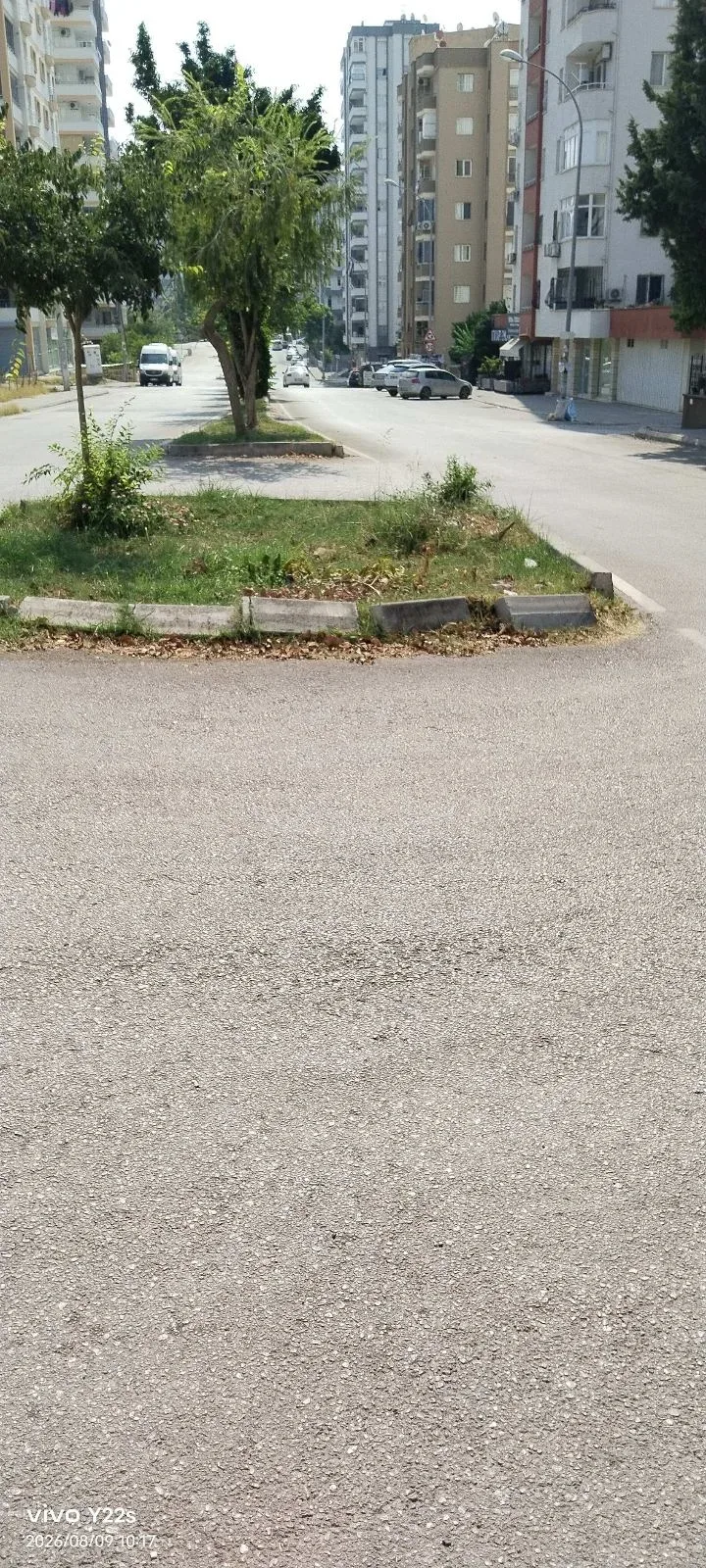 refuj kaldirim taslari dagilmis