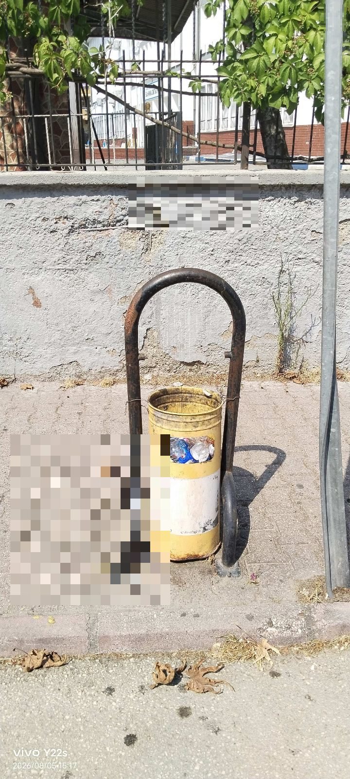 Kolları kopup kovası yere düşen çöp kutusu - görsel 1