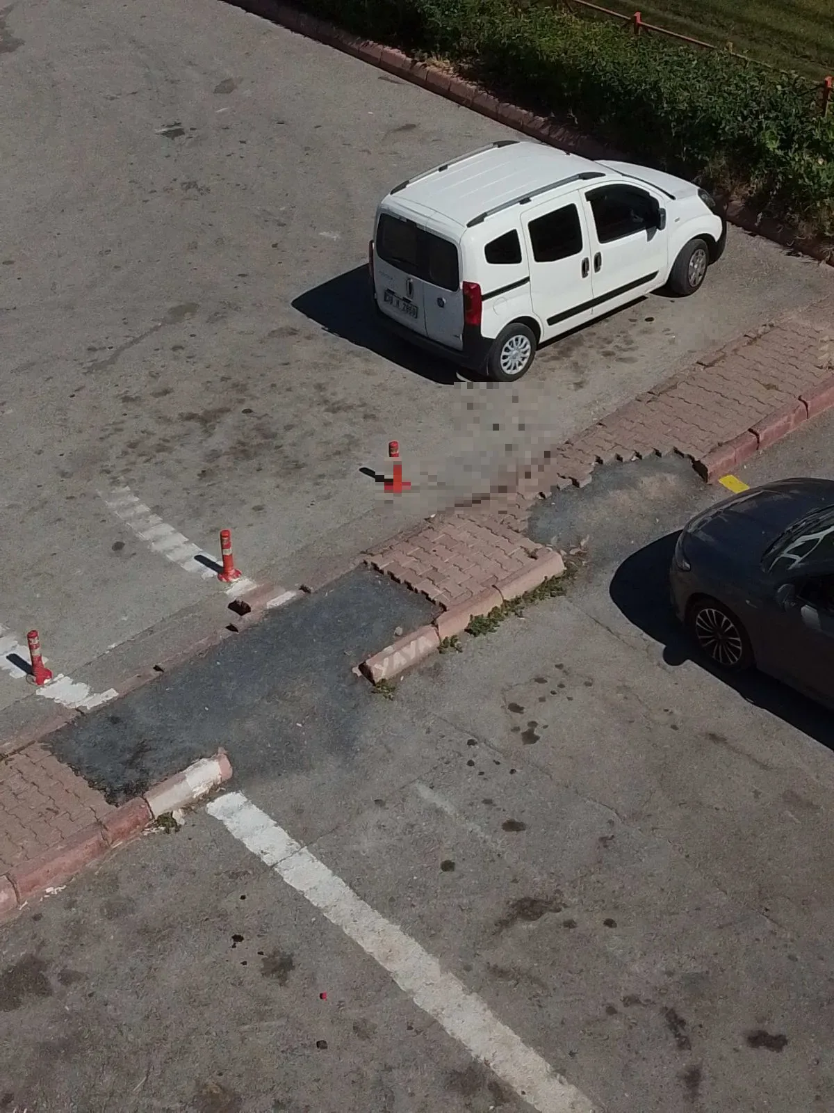 Kaldırımın yarısı var yarısı yok - görsel 1