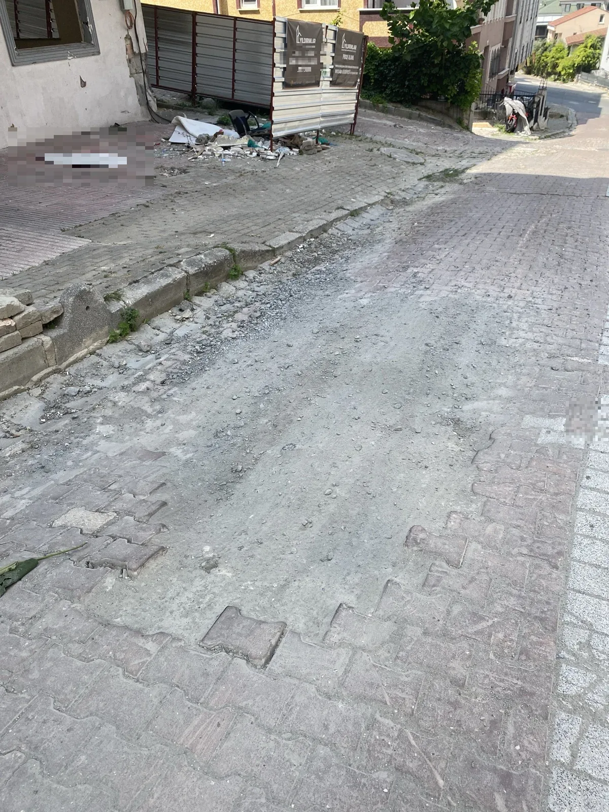Kaldırım taşları yok ve çoğu kırık - görsel 1