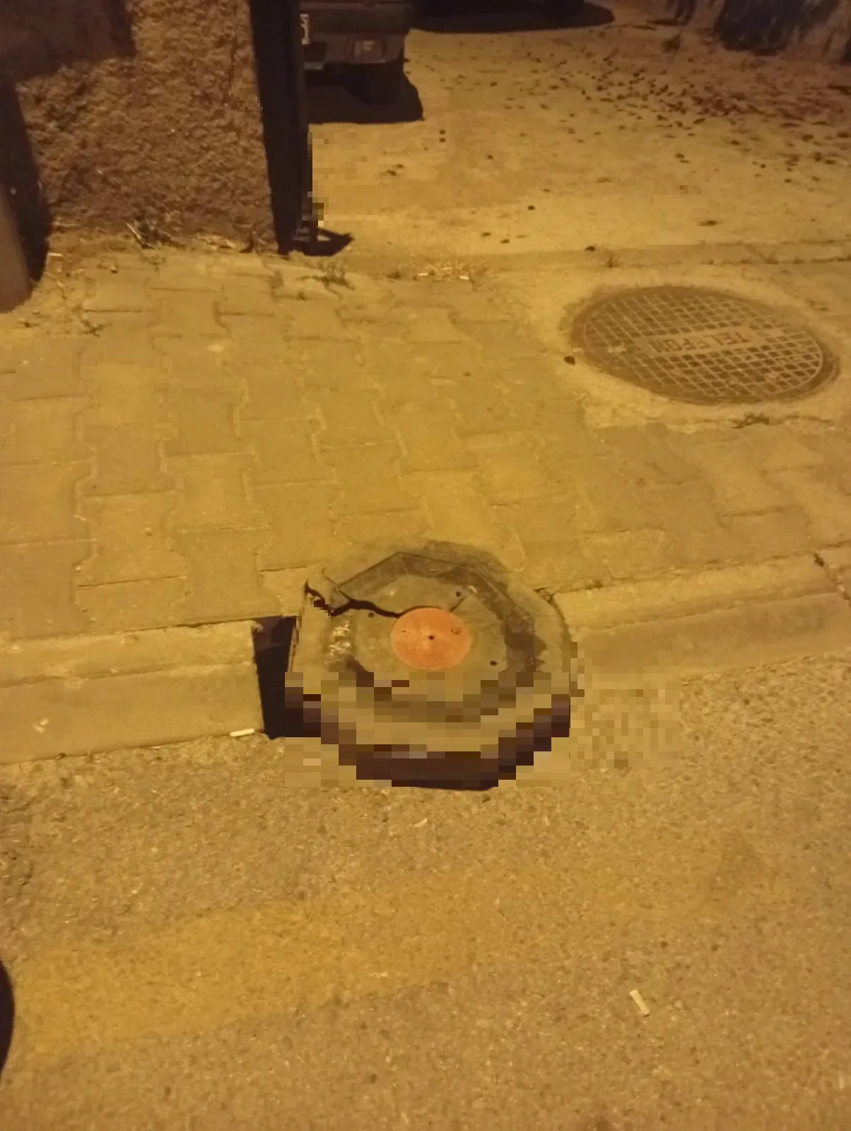 Kapanmamıs Kaldırım Tası