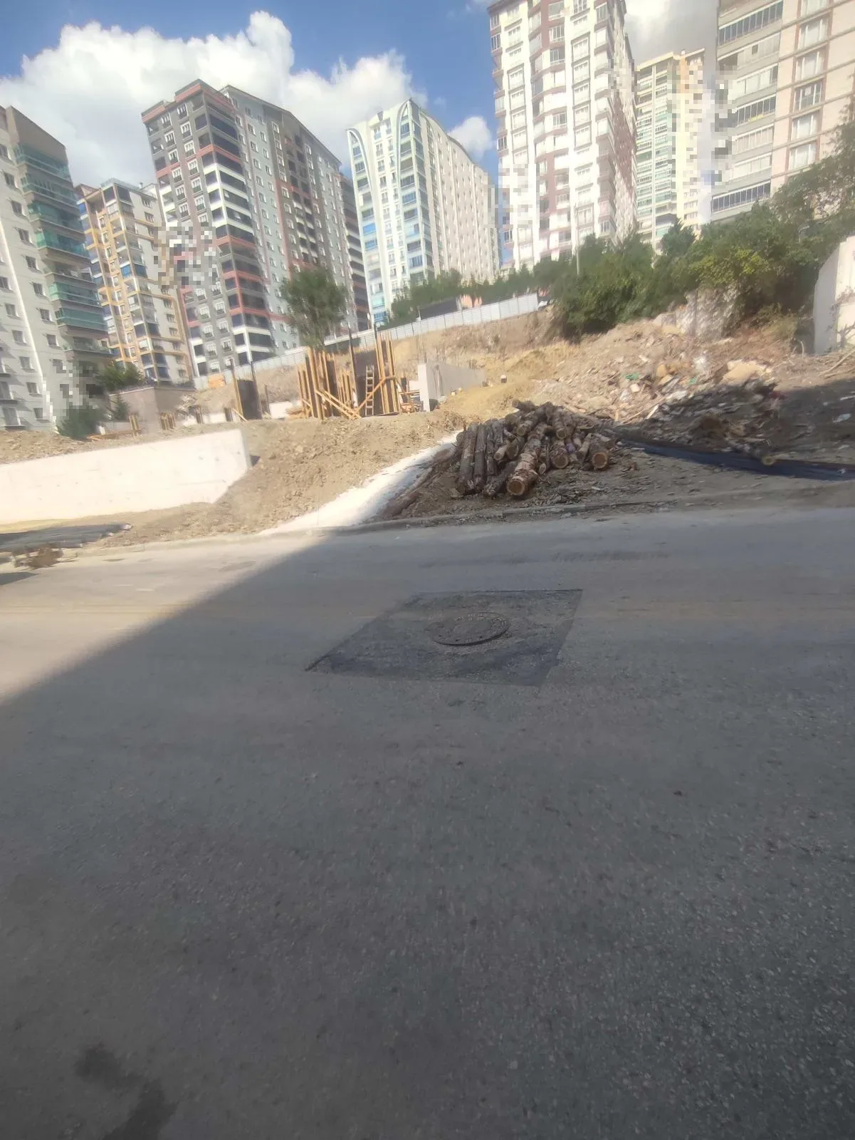 Kanalizasyon kapağı kenarları açılmaya başlamış