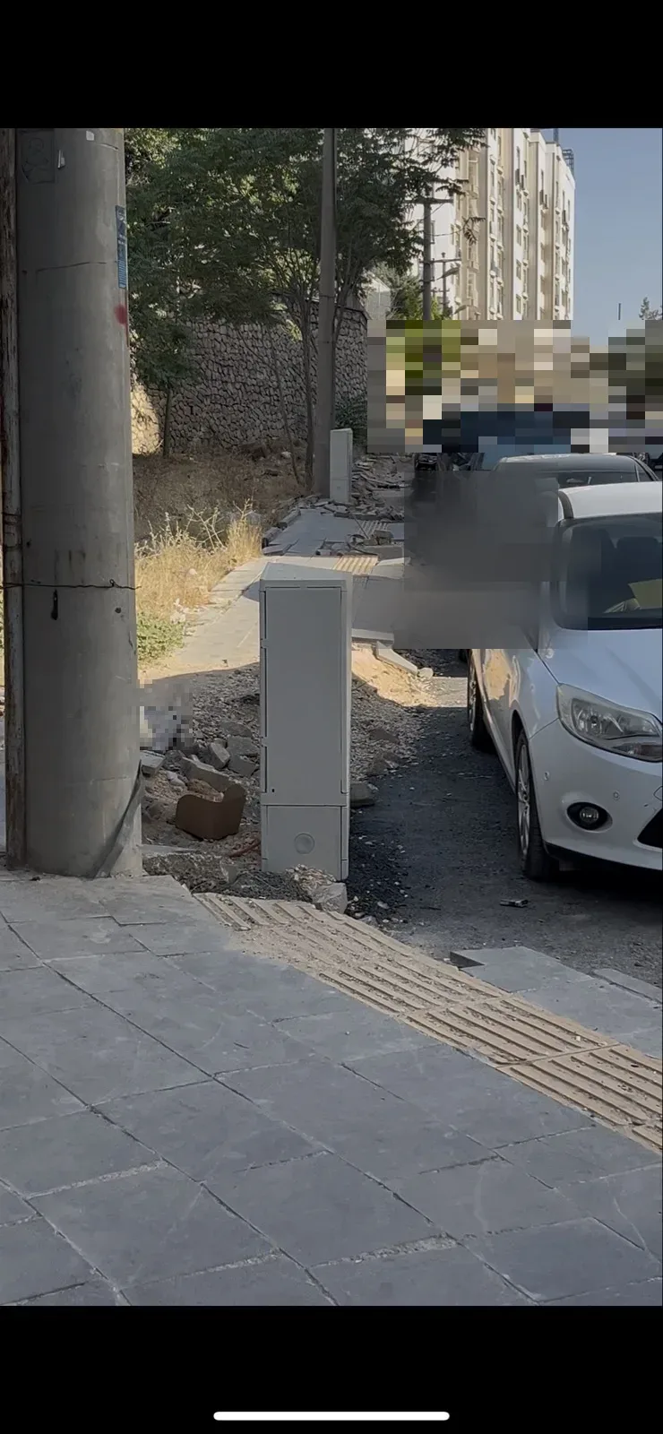 Açık elektrik hatları ve rezalet kırık kaldırımlar - görsel 1
