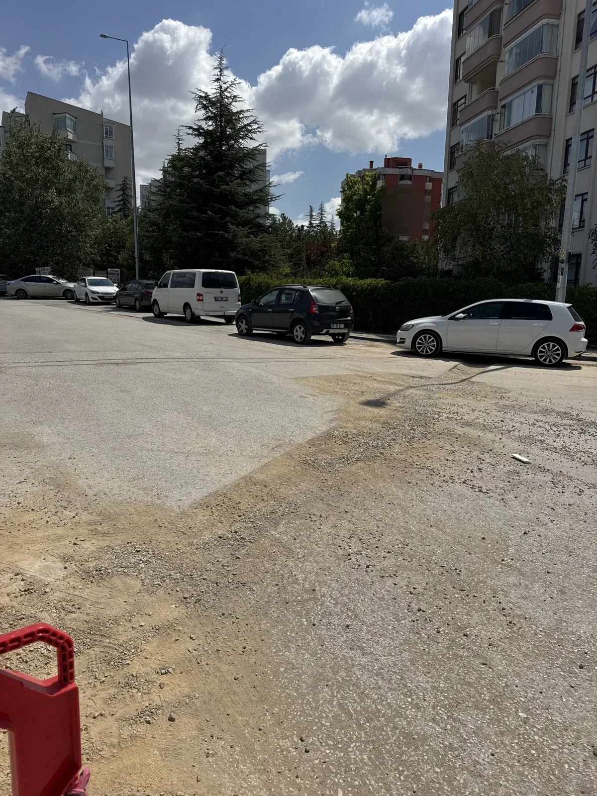 Alt yapı çalışması sonrası asfalt atılmadı