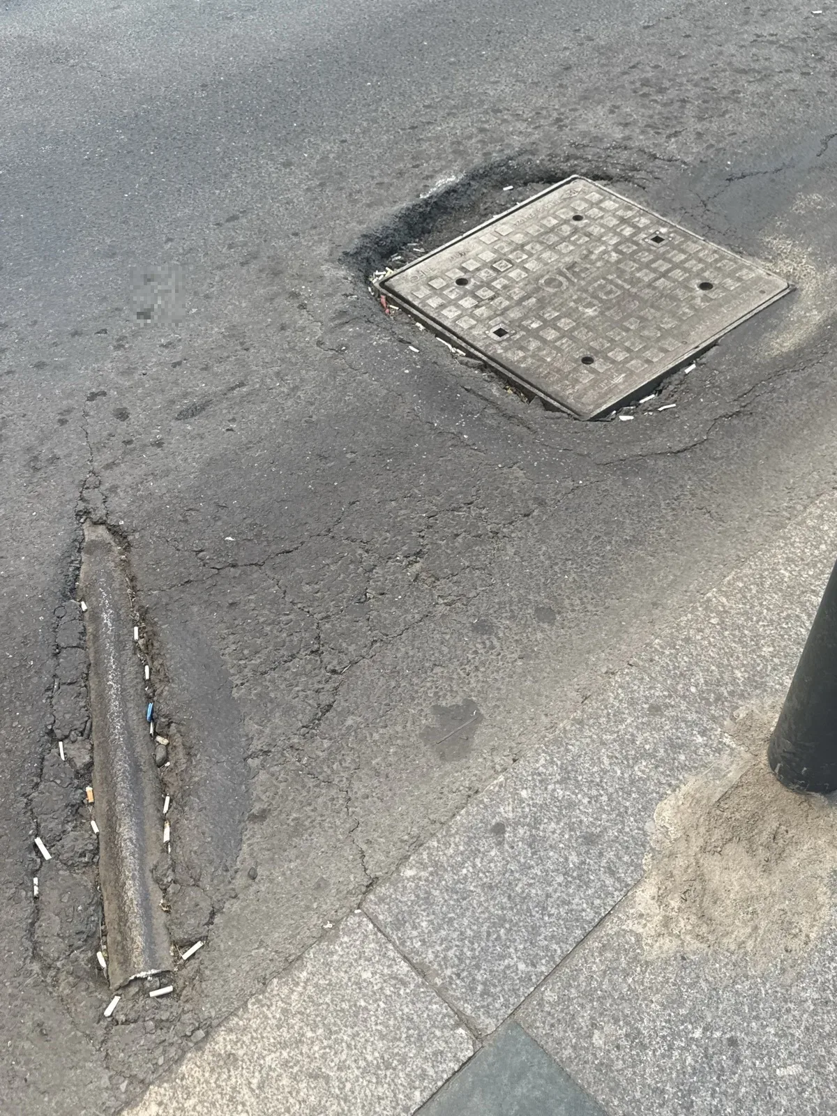 yol bozuk ve kapak üstünden araba geçince sallanıyor