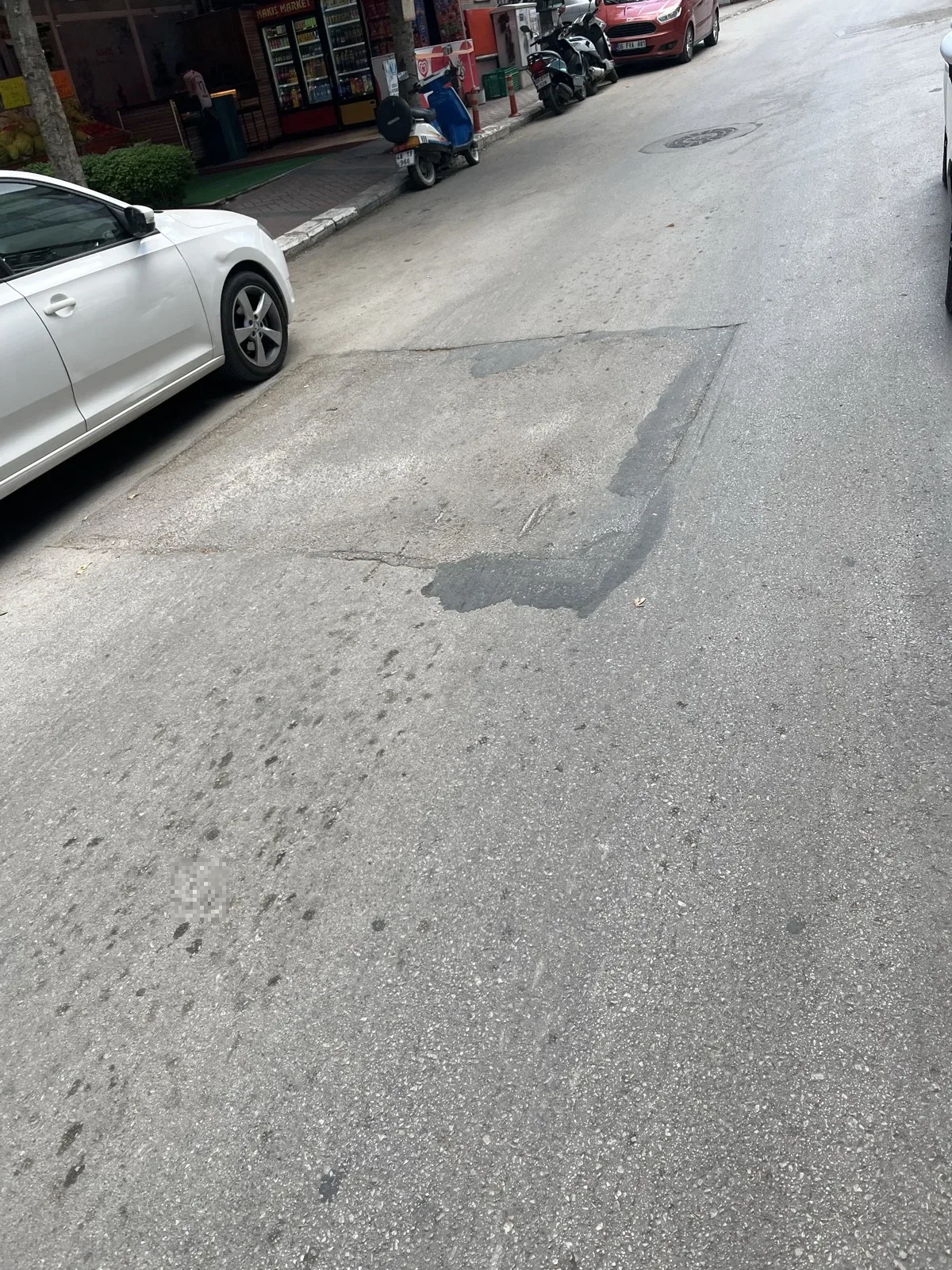 Göçük oluşmuş bisikletle motorla gectiginiz taktirde havaya hoplatıyor arabalarda ise tamponu vuruyor hızlı gidilince