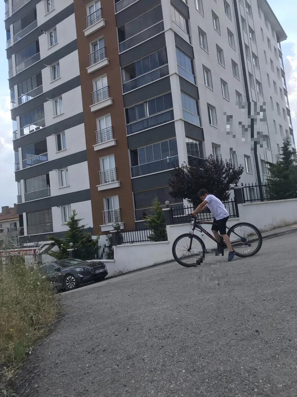 Sokakta bisikletiyle iz çıkartıyor asfalt kayganlasıyor. - görsel 2