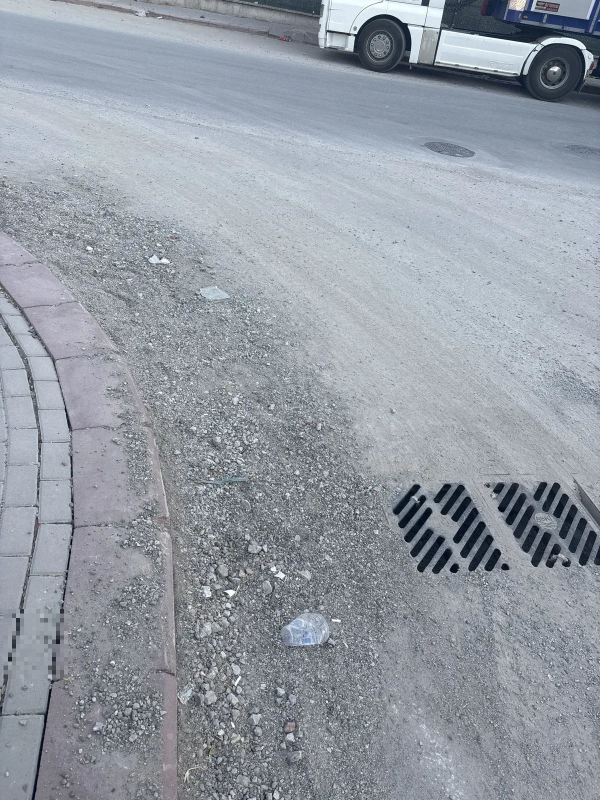Yolda mikser beton dökmüş - görsel 1