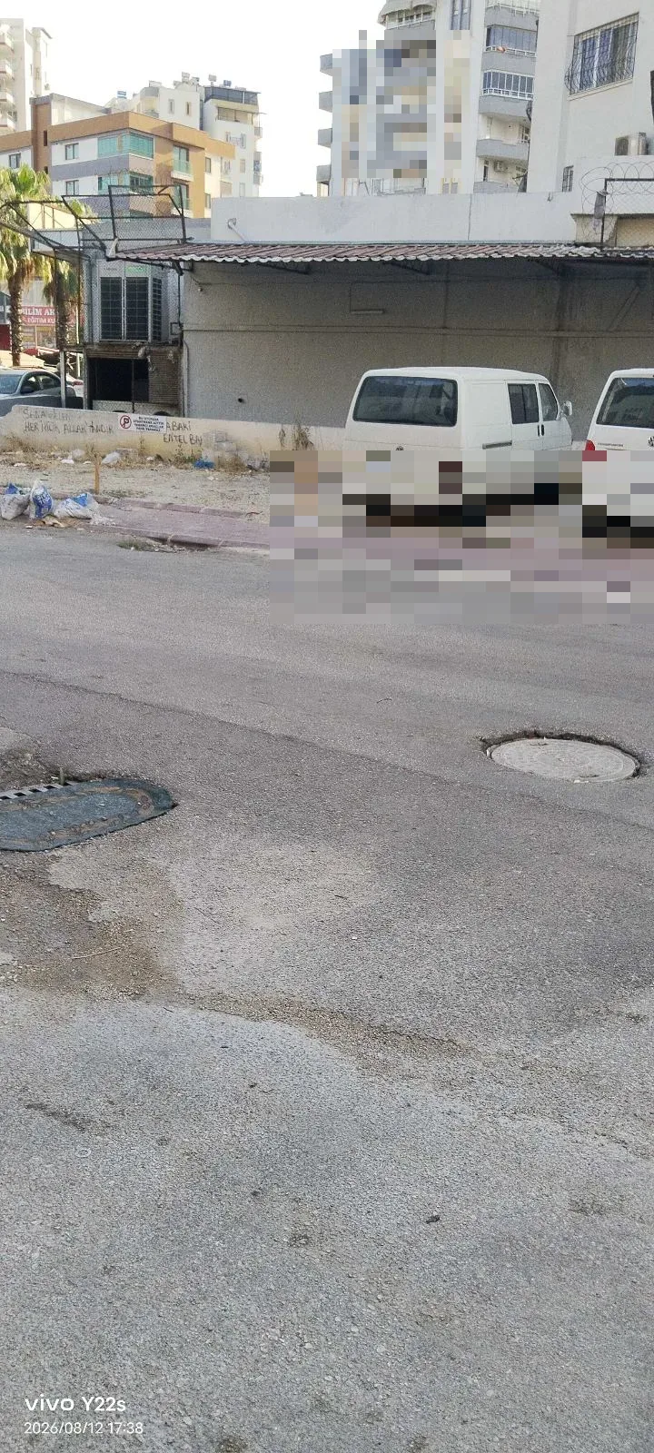Yol seviyesinin altında kalan 2 ızgara ve bir tane Logar kapağı