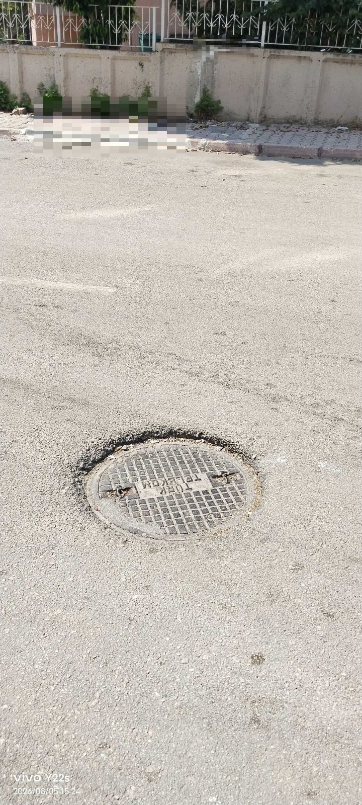 Yol seviyesinin altında bulunan Logar kapağı - görsel 1