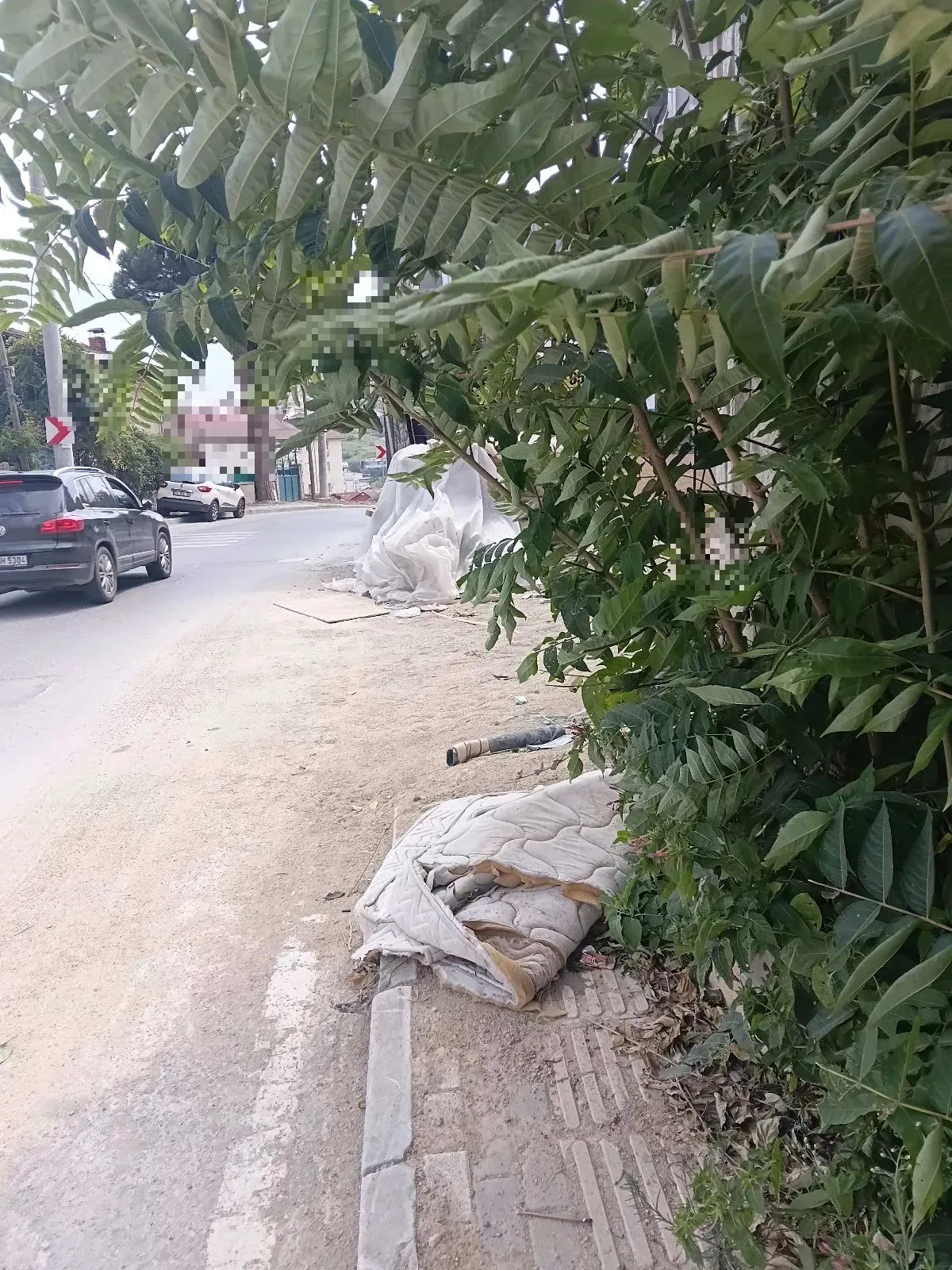 Feribot yolundan istasyon caddesinde çıkışan çatalla kaldırımda yurulemeyecek kadar alan kaldı