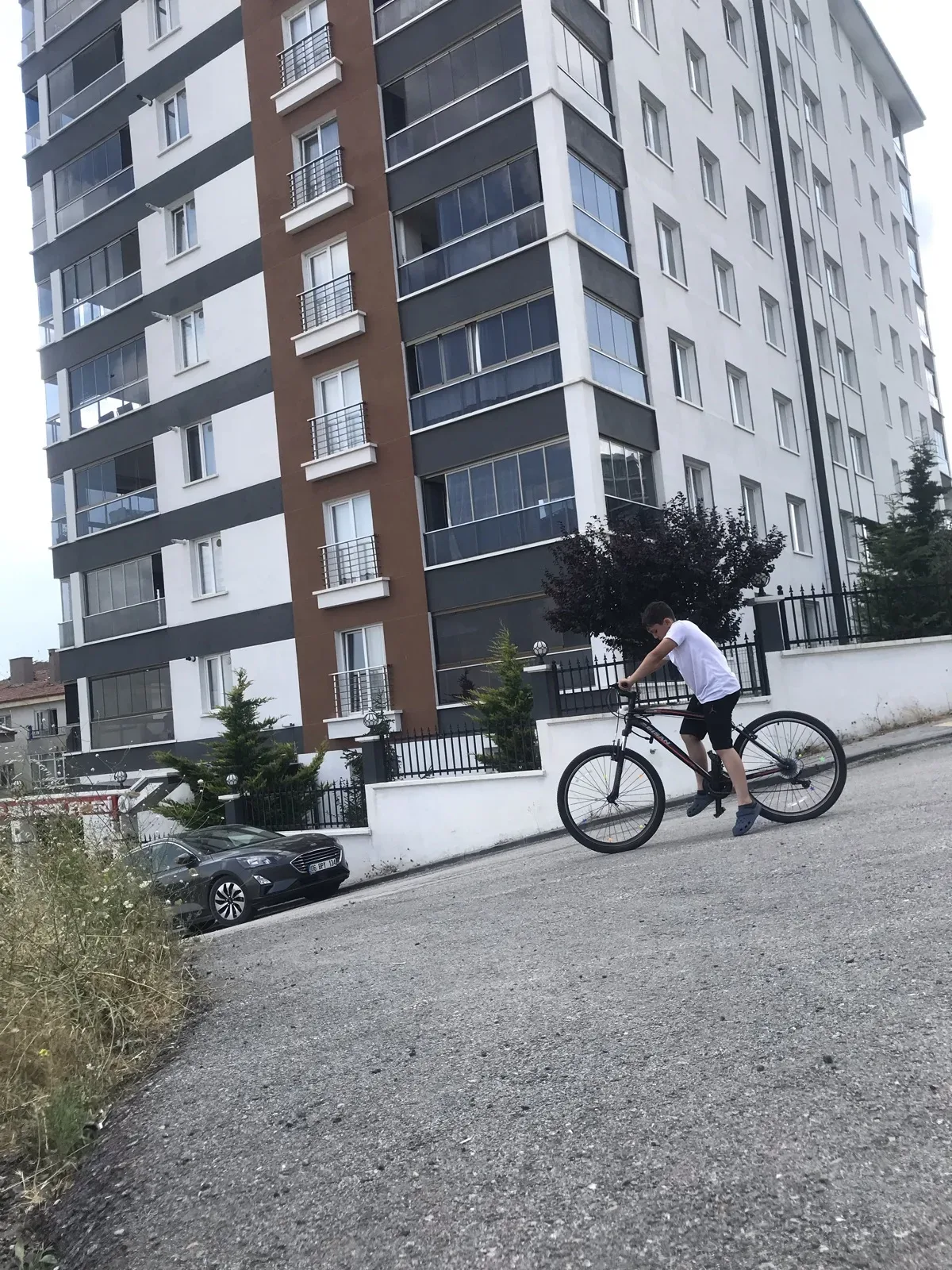 Sokakta bisikletiyle iz çıkartıyor asfalt kayganlasıyor.