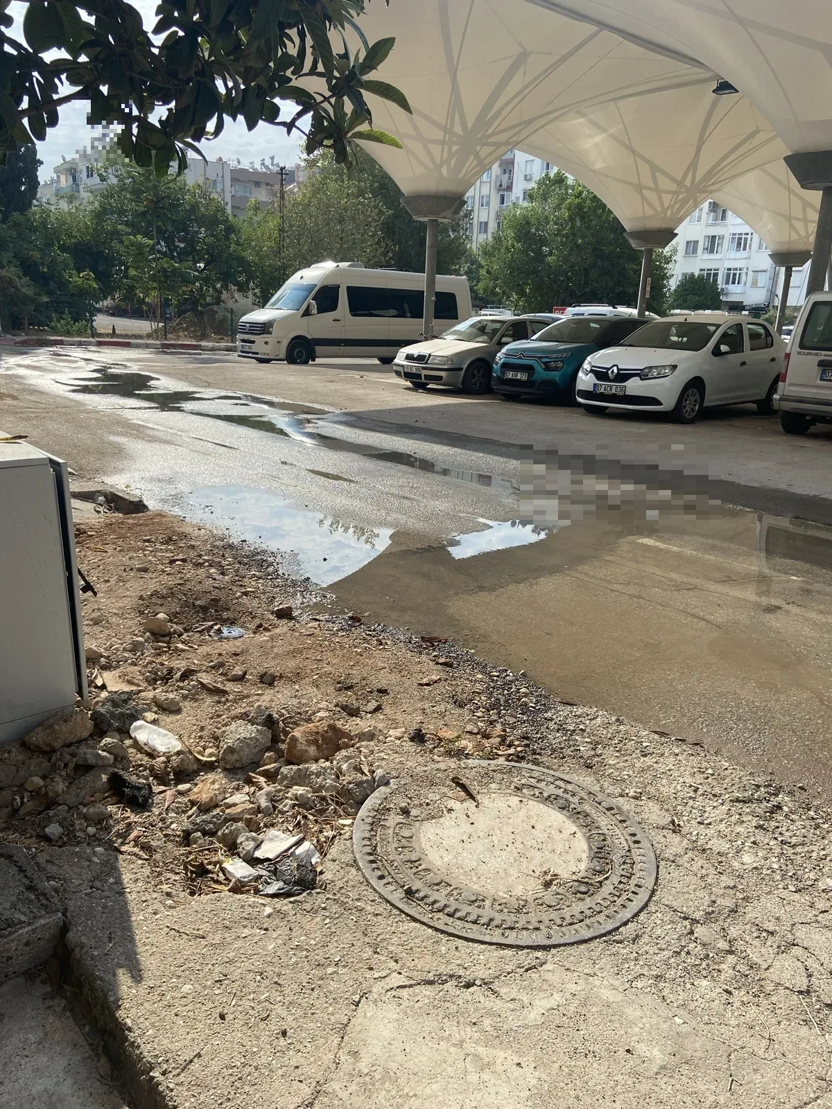 Asat çalışması sonrası oluşan su birikintisi ve yol kazımı - görsel 1