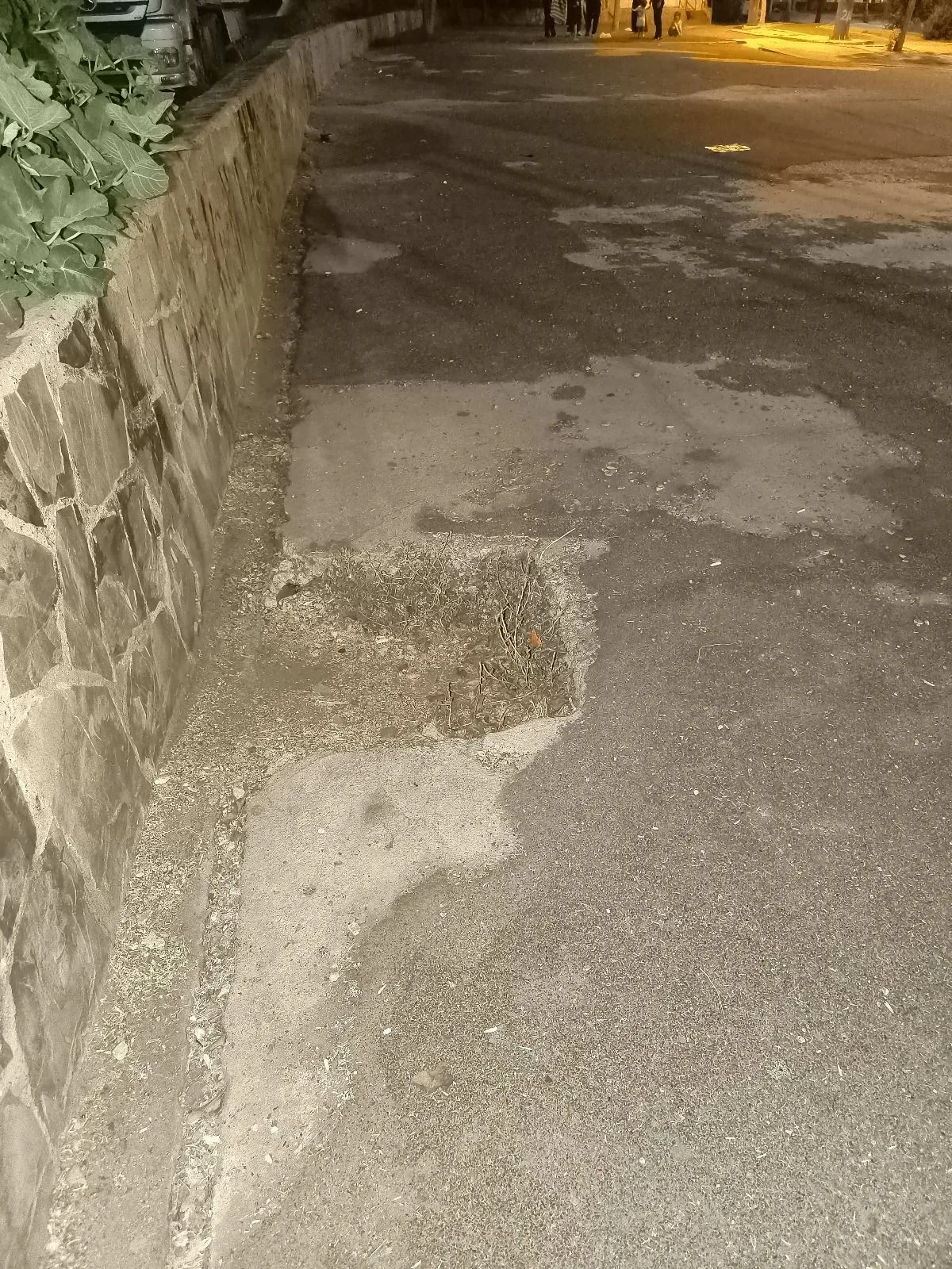 Parkta oluşan çukurda çocuk içine düştü - görsel 1