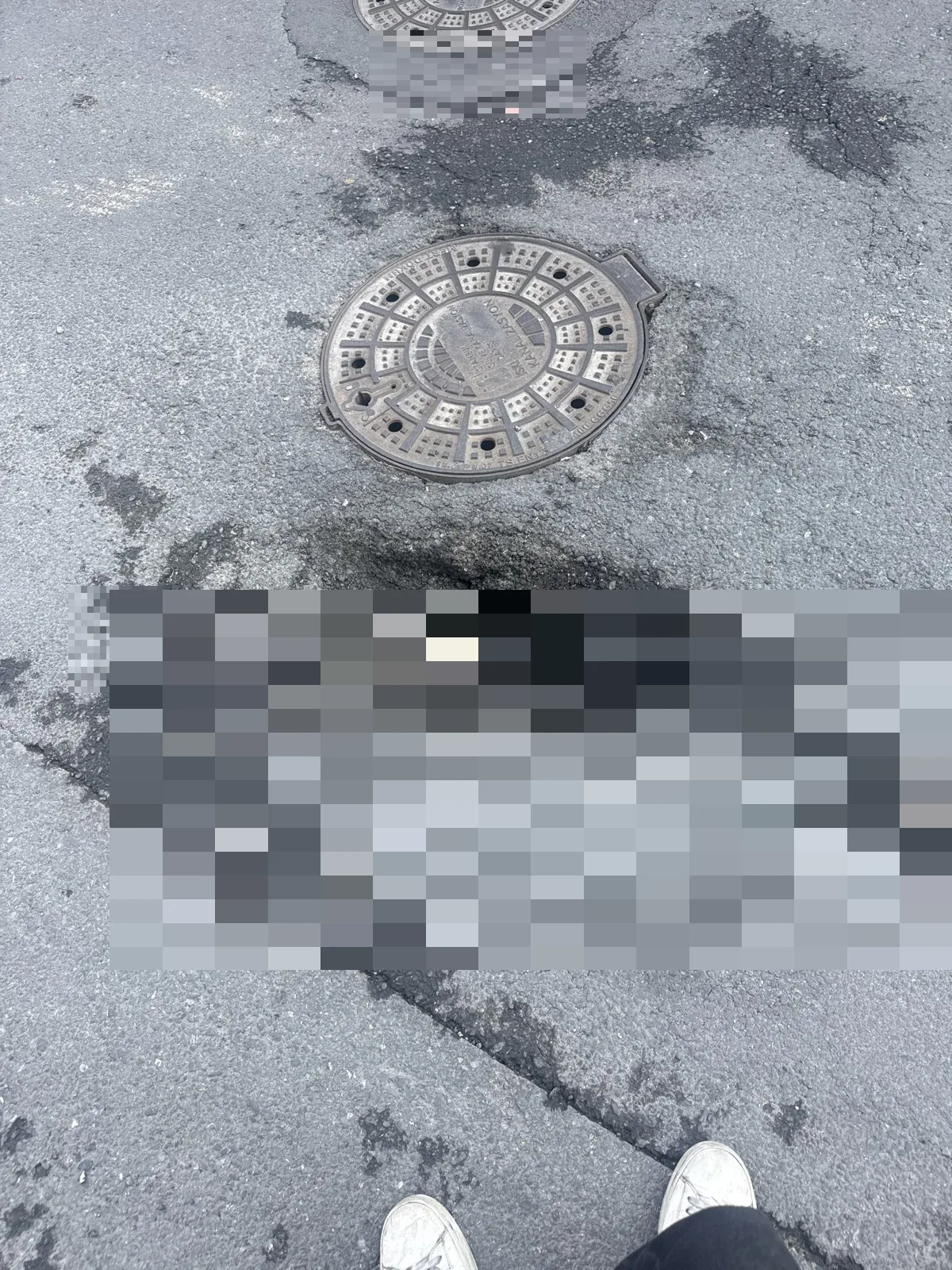 Yerde derin bir çukur var araç ve motorlu taşıtlar için tehlikeli - görsel 1