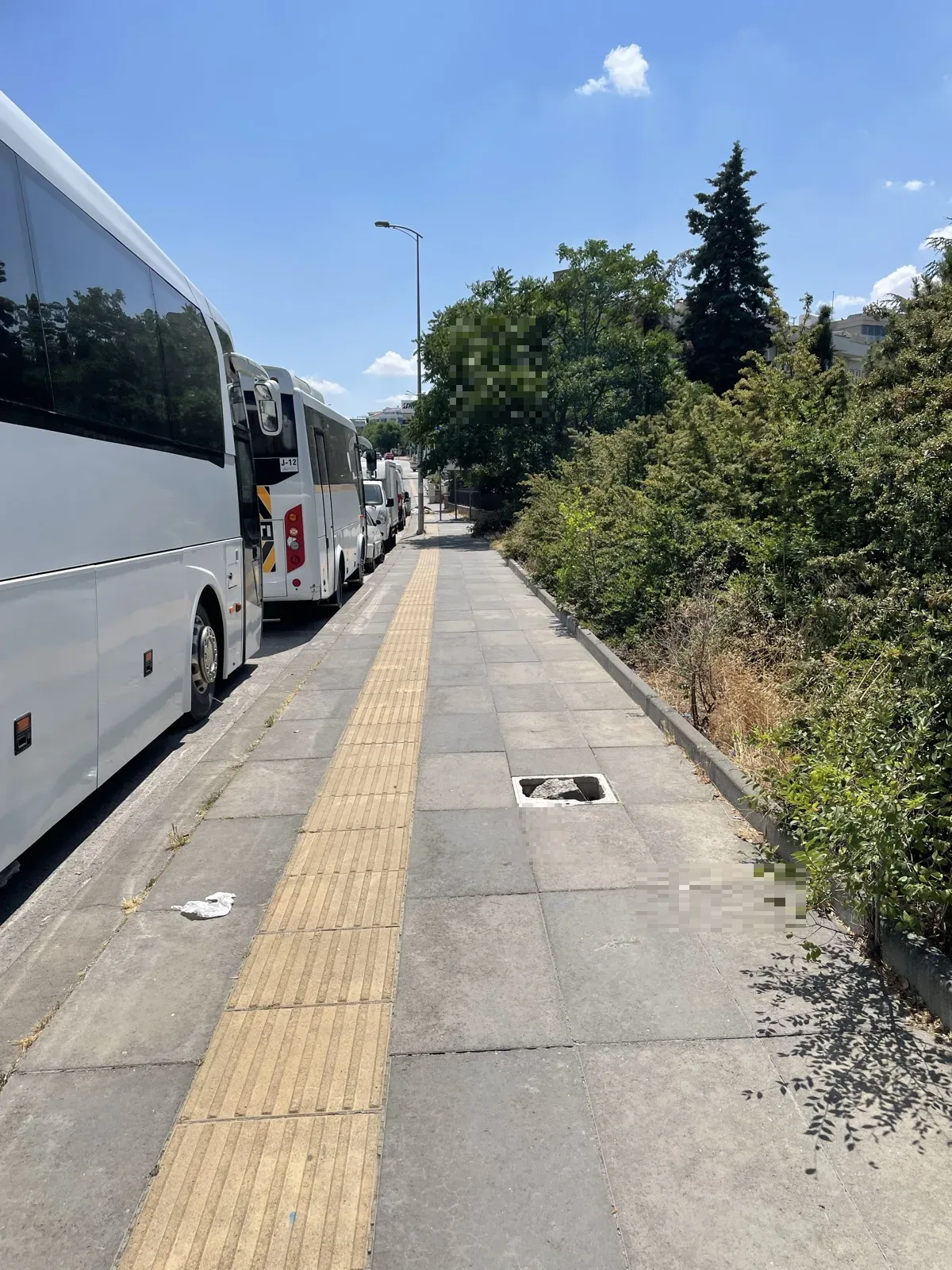 Kaldırımda Tehlike Oluşturan Kırık Kapak