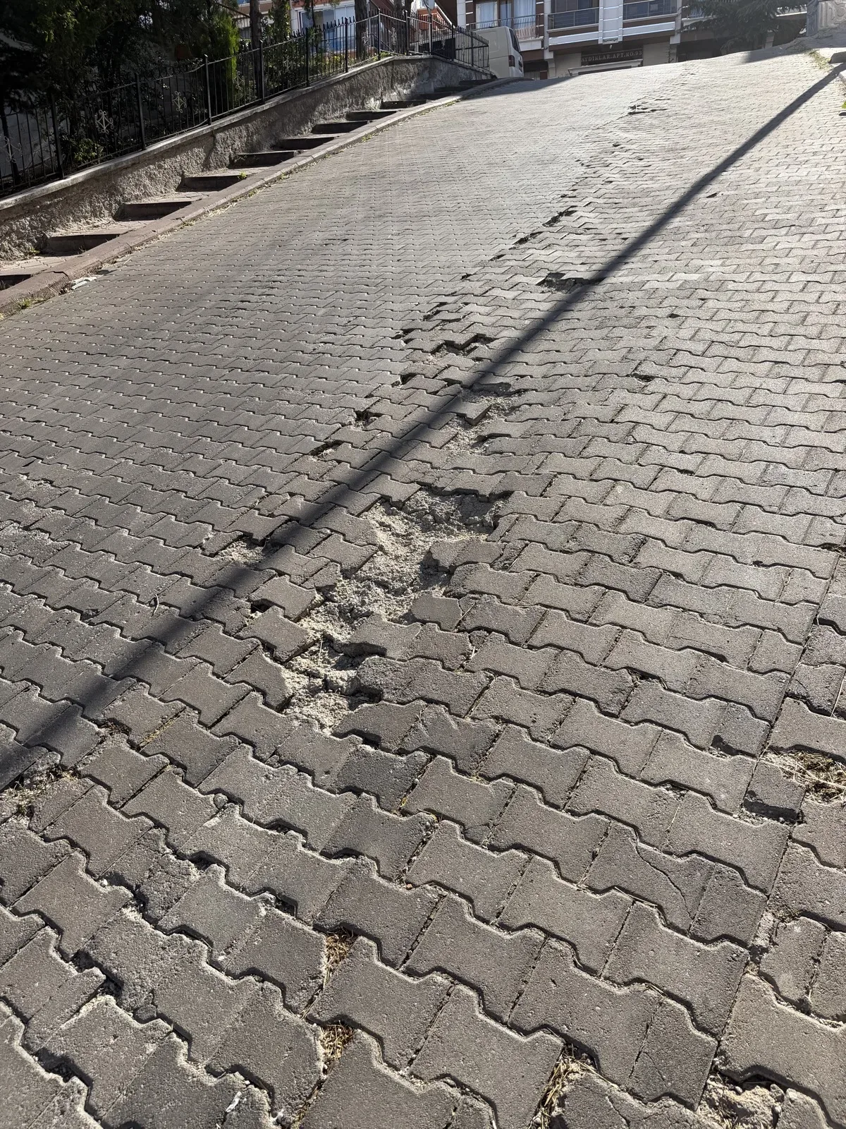 Yol çökmüş parke taşları cıkmış
