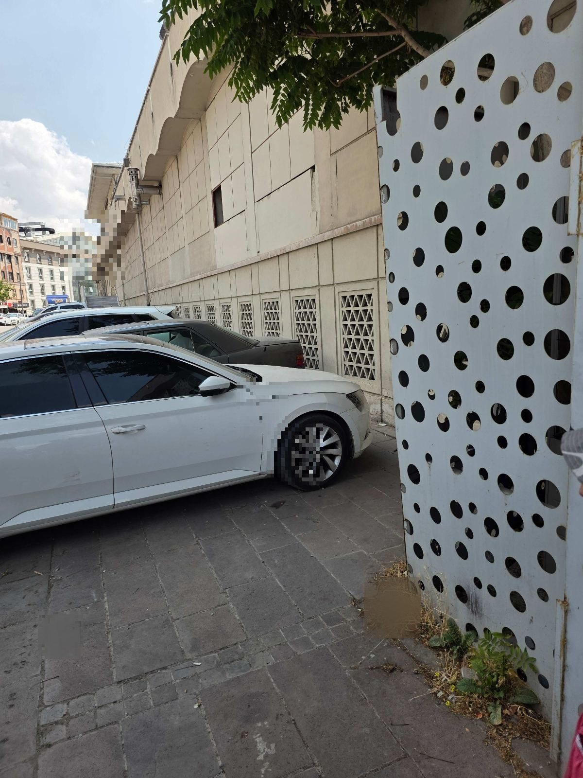 Yaya kaldırımını merhaba işgal eden araçlar