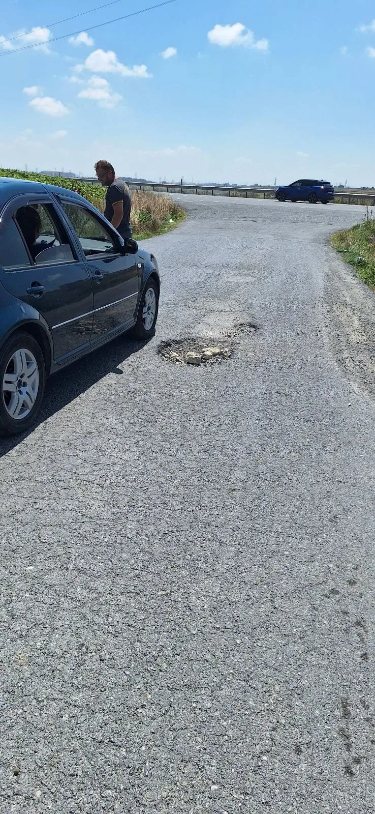 Çukur ve bozuk olan yol