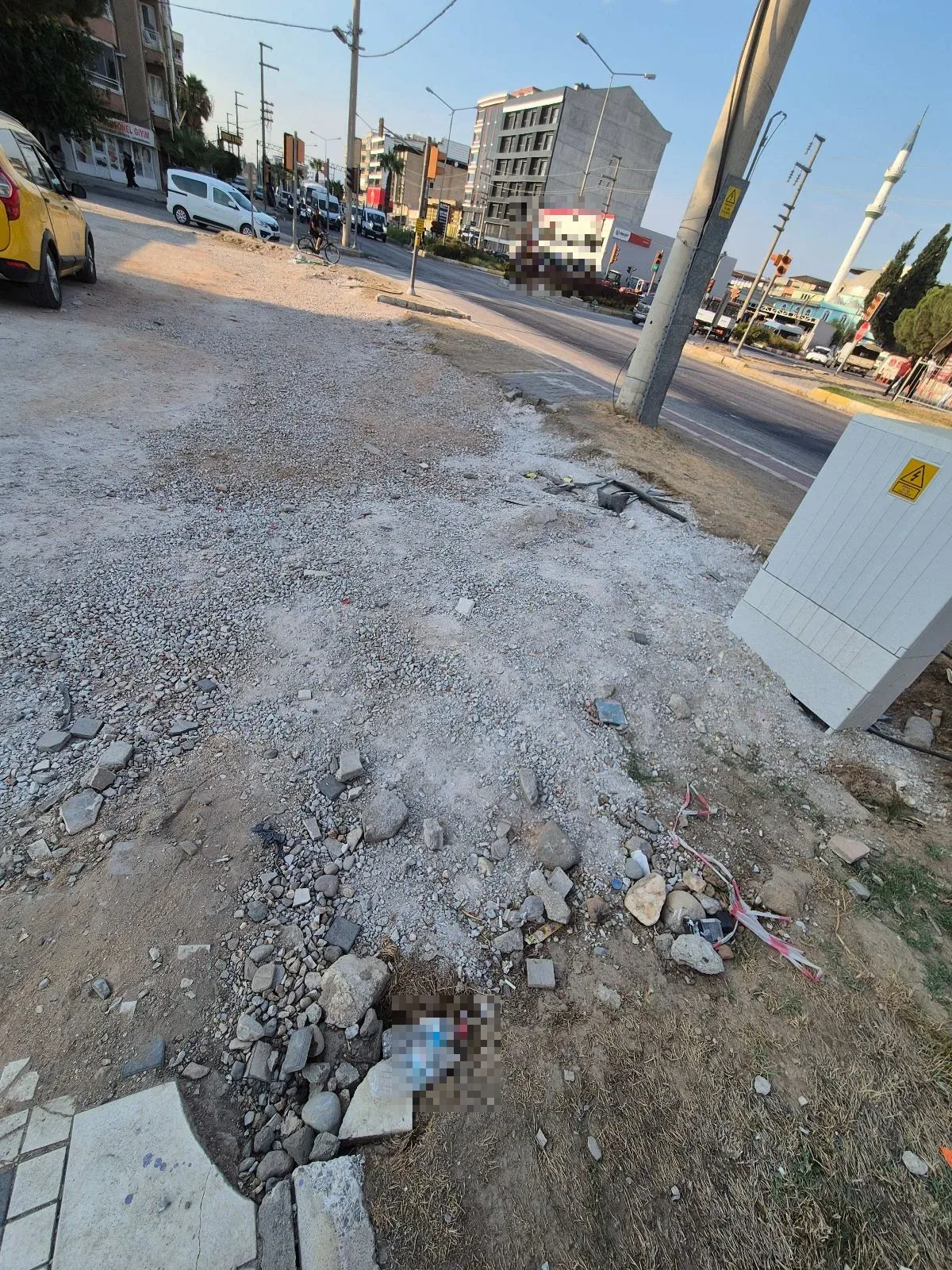 Bir haftadır bu yol bozukluğu böyle yoldan gelip geçerken sorunlar yaşıyoruz düzeltilmesini arz ederim