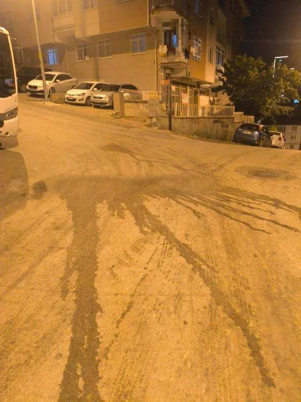 Çöp suyu yola akıyor