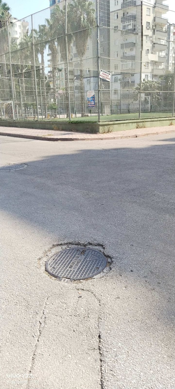 Yol seviyesinin altında kalan Logar kapağı - görsel 1