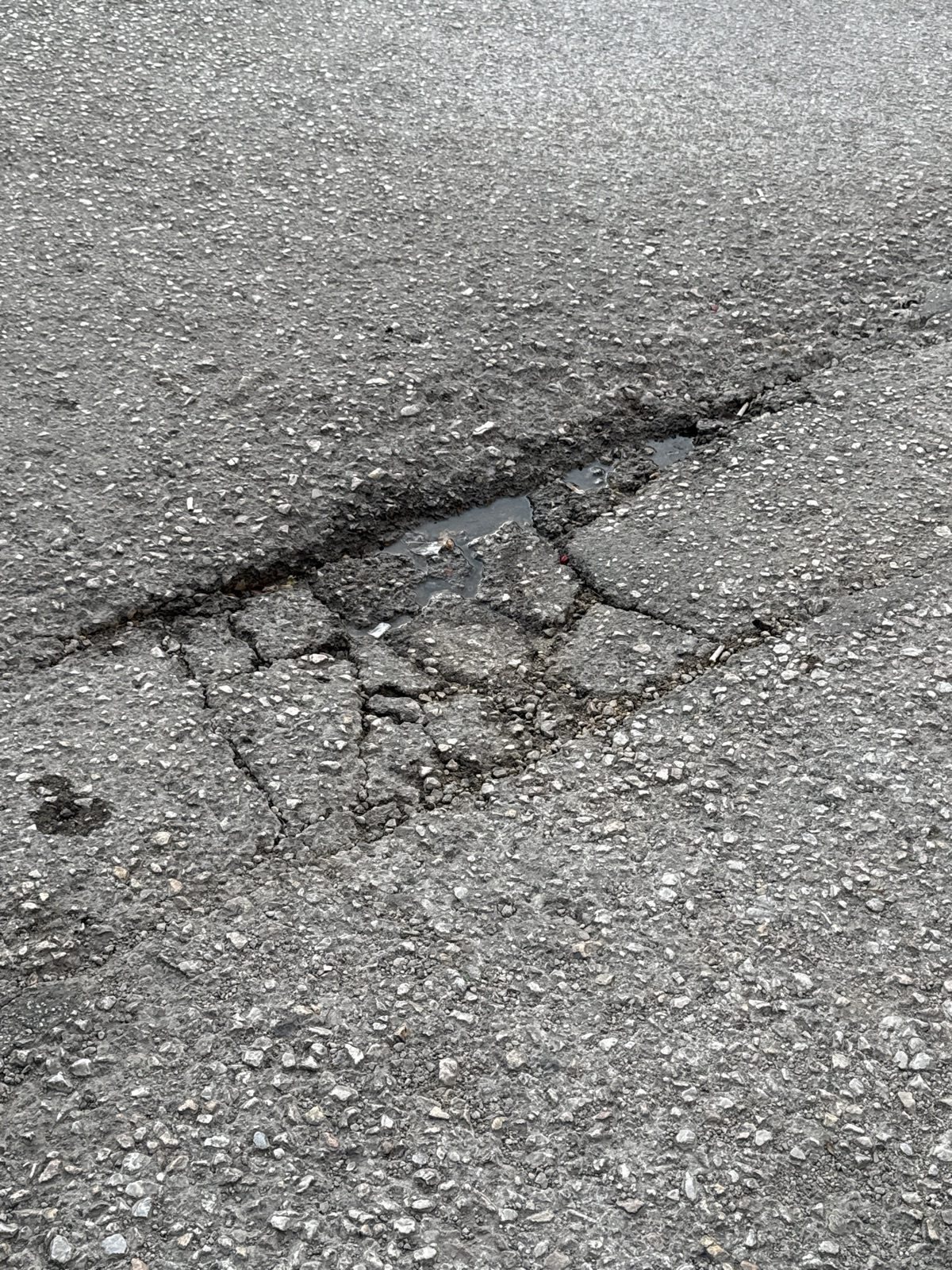 Çok derin bir çukur var,araçlar hasar görüyor. - görsel 2