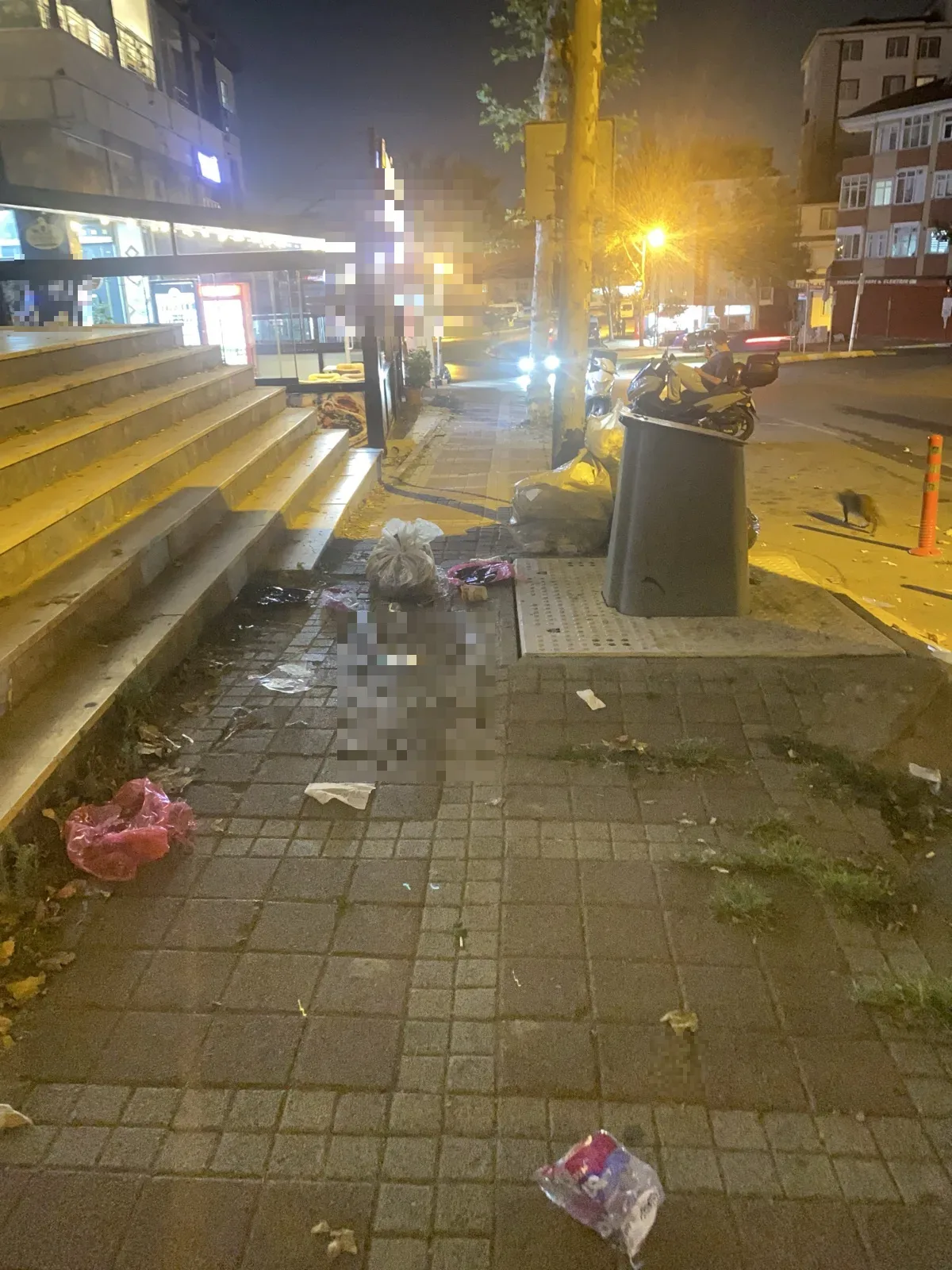 Çöpler kaldırıma dağılmış yürümeye engel
