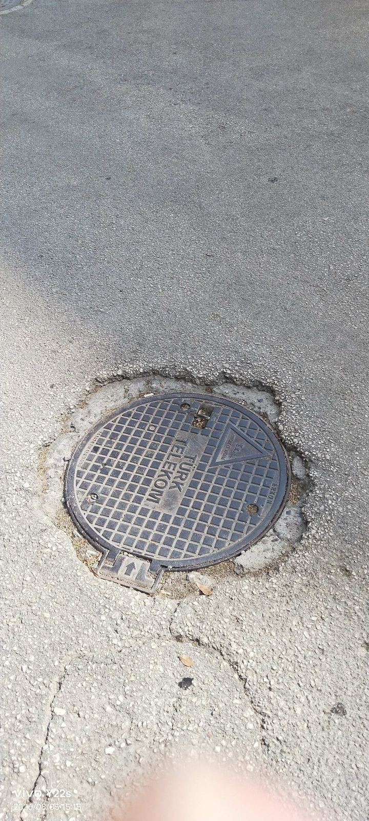 Yol seviyesinin altında kalan Logar kapağı - görsel 2