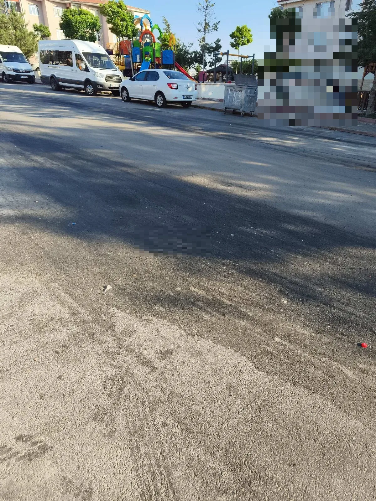 Yere çöp suyu dökülmüş kokuyor ve yer aşırı derecede kaygan
