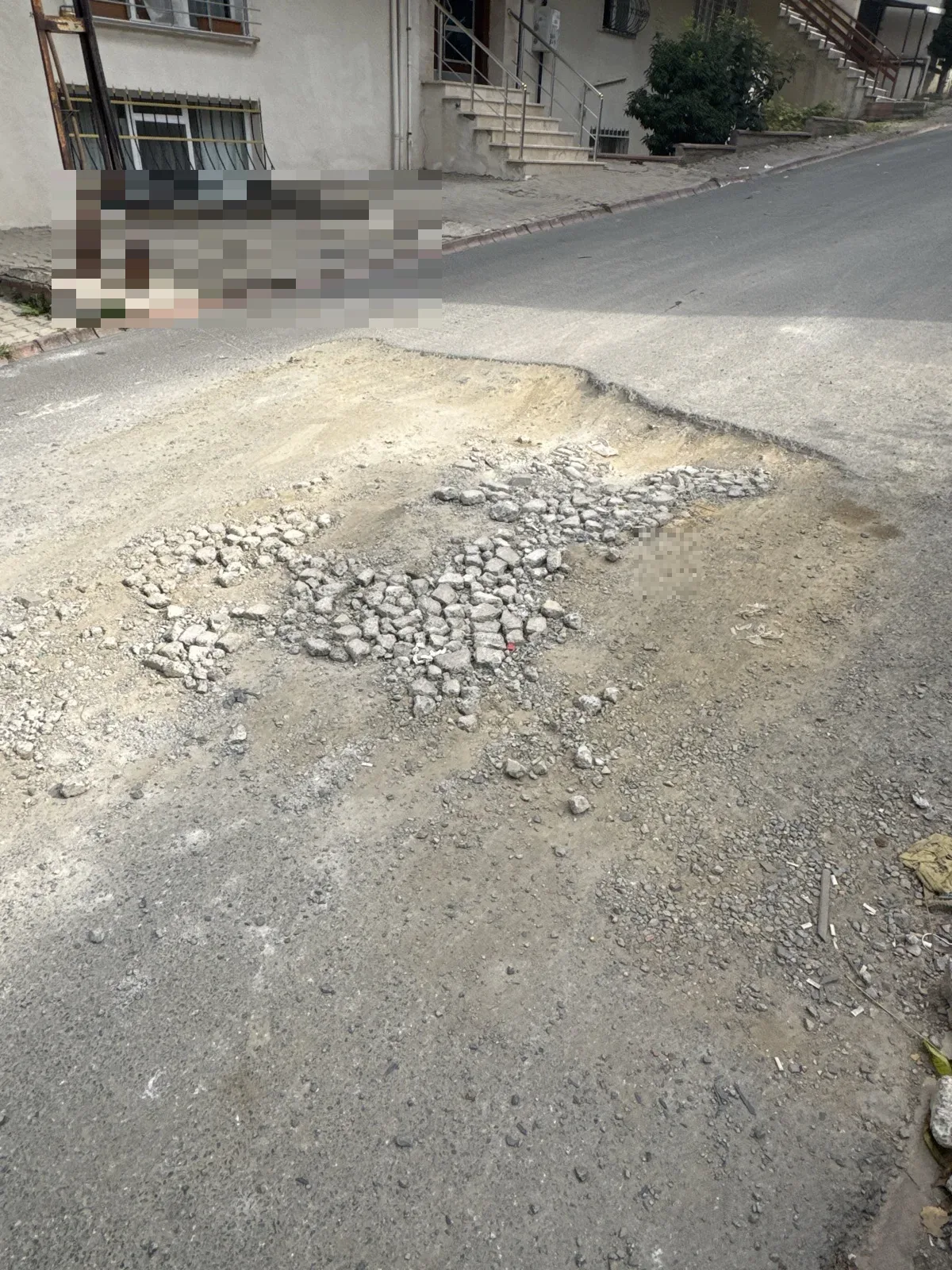 Sokak ortası yarık duruyor